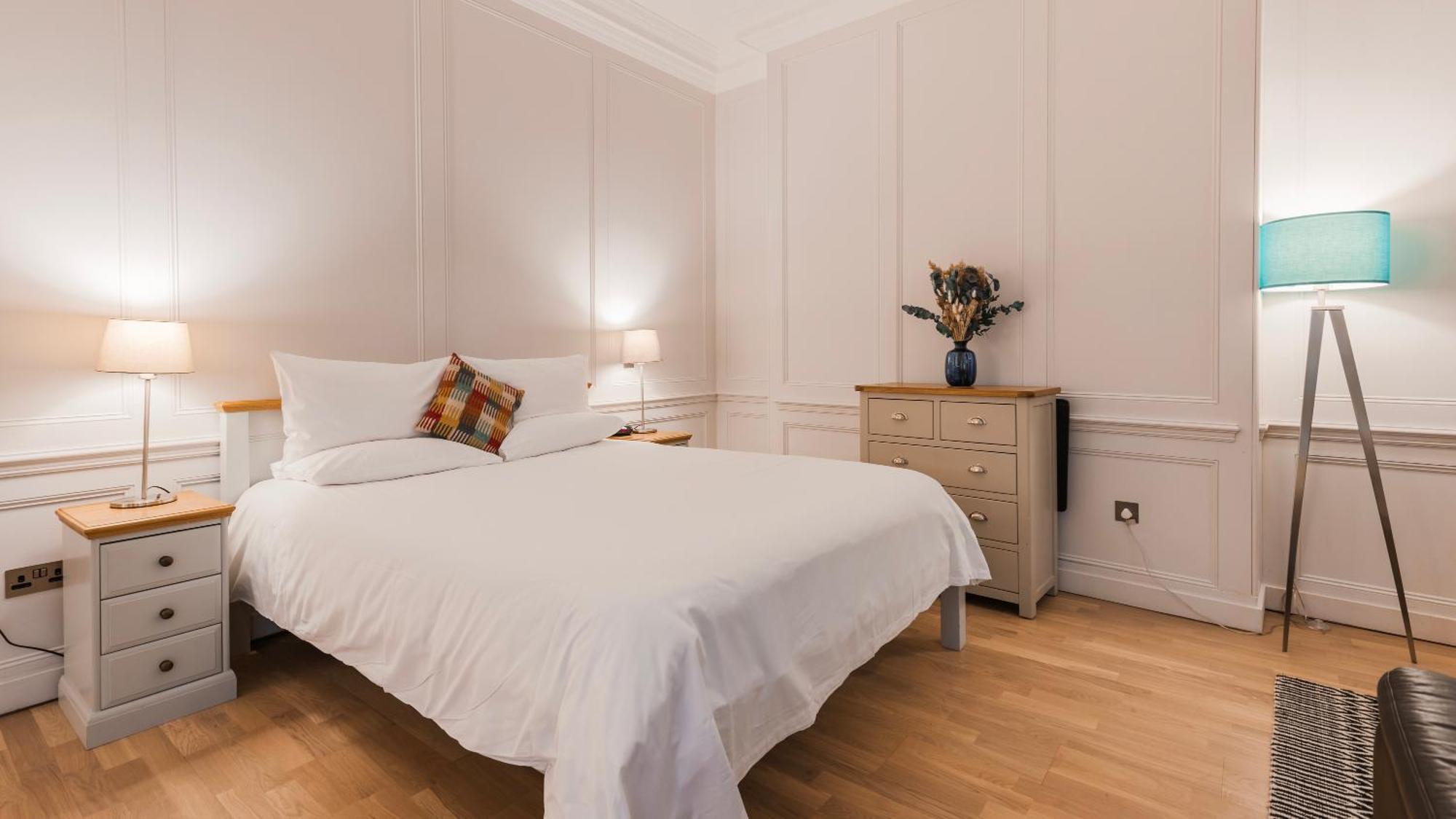 Bank Serviced By Lovelystay Londres