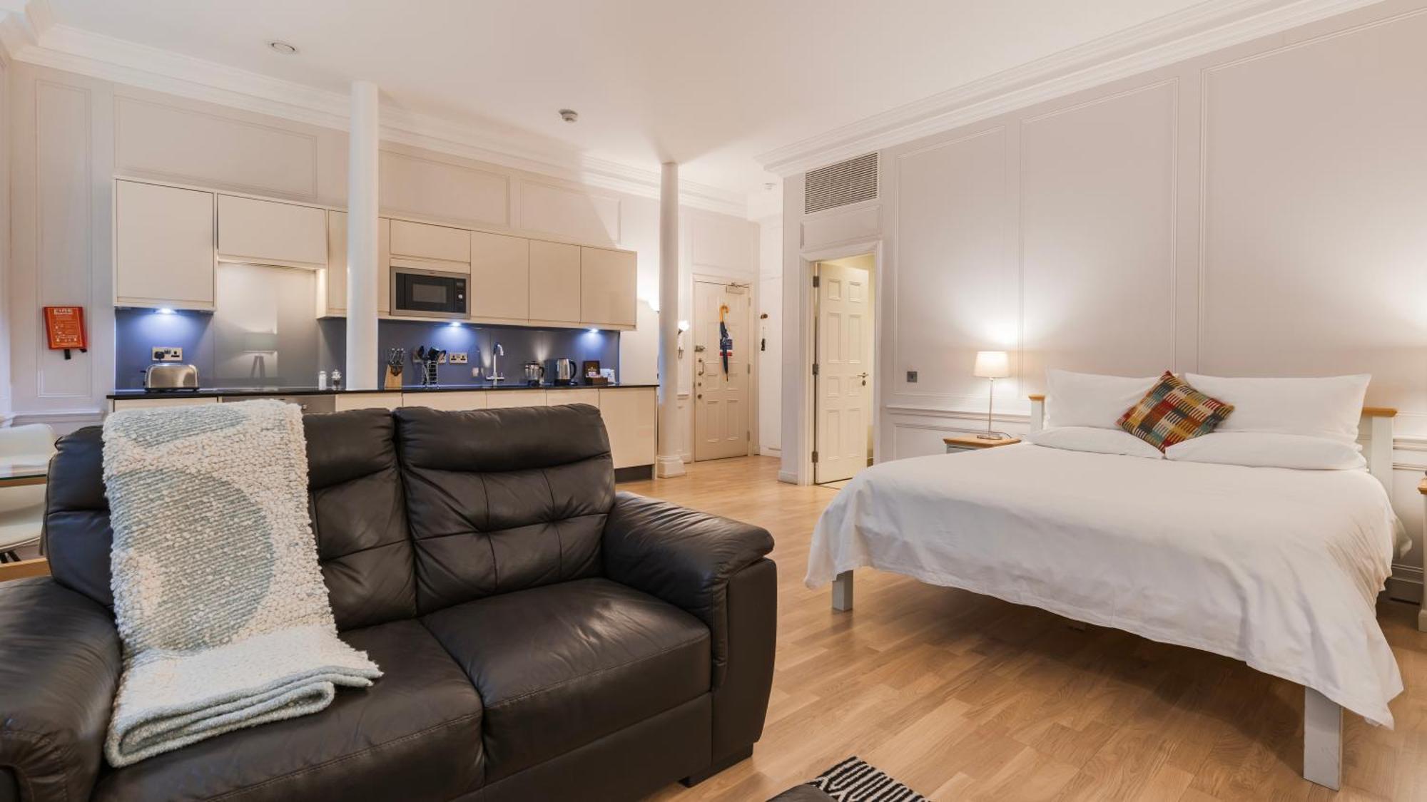 Bank Serviced By Lovelystay Londres