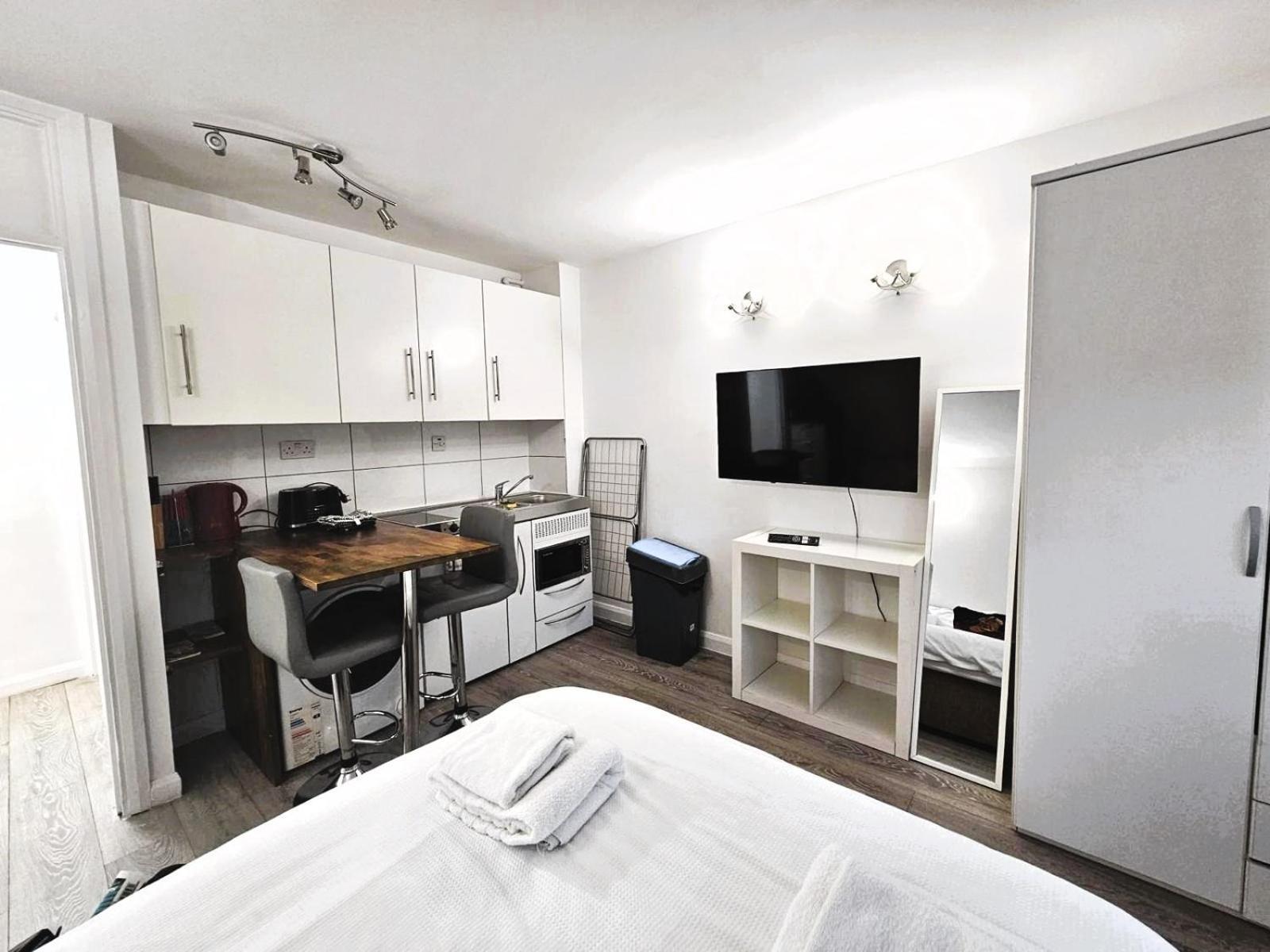 Light With Kitchenette Close To Hyde Park Londres