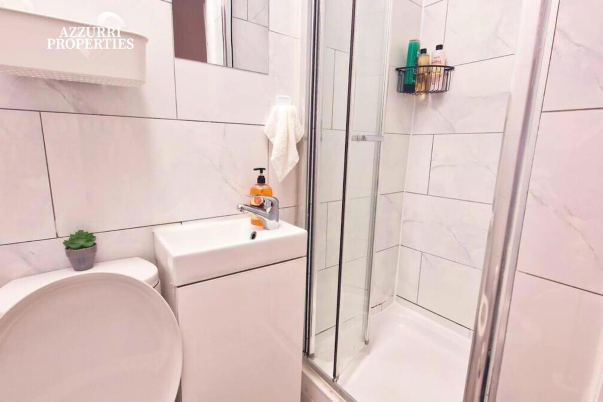 Cosy 2 Bedroom Flat Only 5 Minutes Walk To Canning Town Tube Station