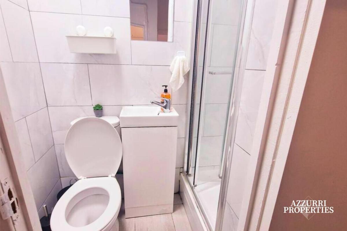 Cosy 2 Bedroom Flat Only 5 Minutes Walk To Canning Town Tube Station Apartment *