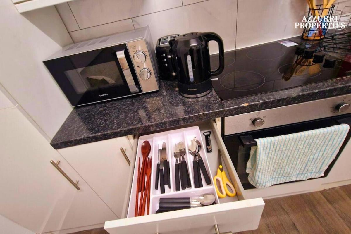 Cosy 2 Bedroom Flat Only 5 Minutes Walk To Canning Town Tube Station London