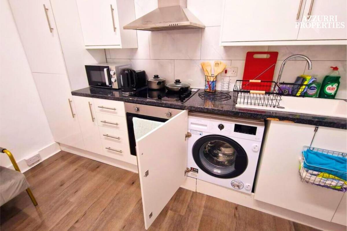 Cosy 2 Bedroom Flat Only 5 Minutes Walk To Canning Town Tube Station *