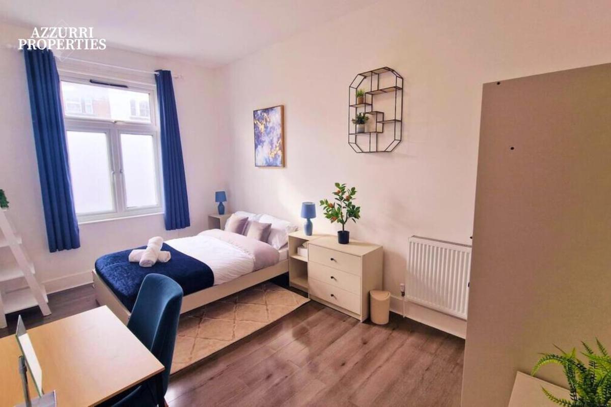 Cosy 2 Bedroom Flat Only 5 Minutes Walk To Canning Town Tube Station Apartment *