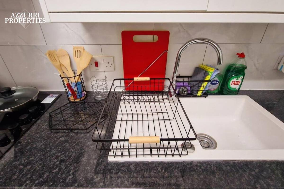 Cosy 2 Bedroom Flat Only 5 Minutes Walk To Canning Town Tube Station Apartment London