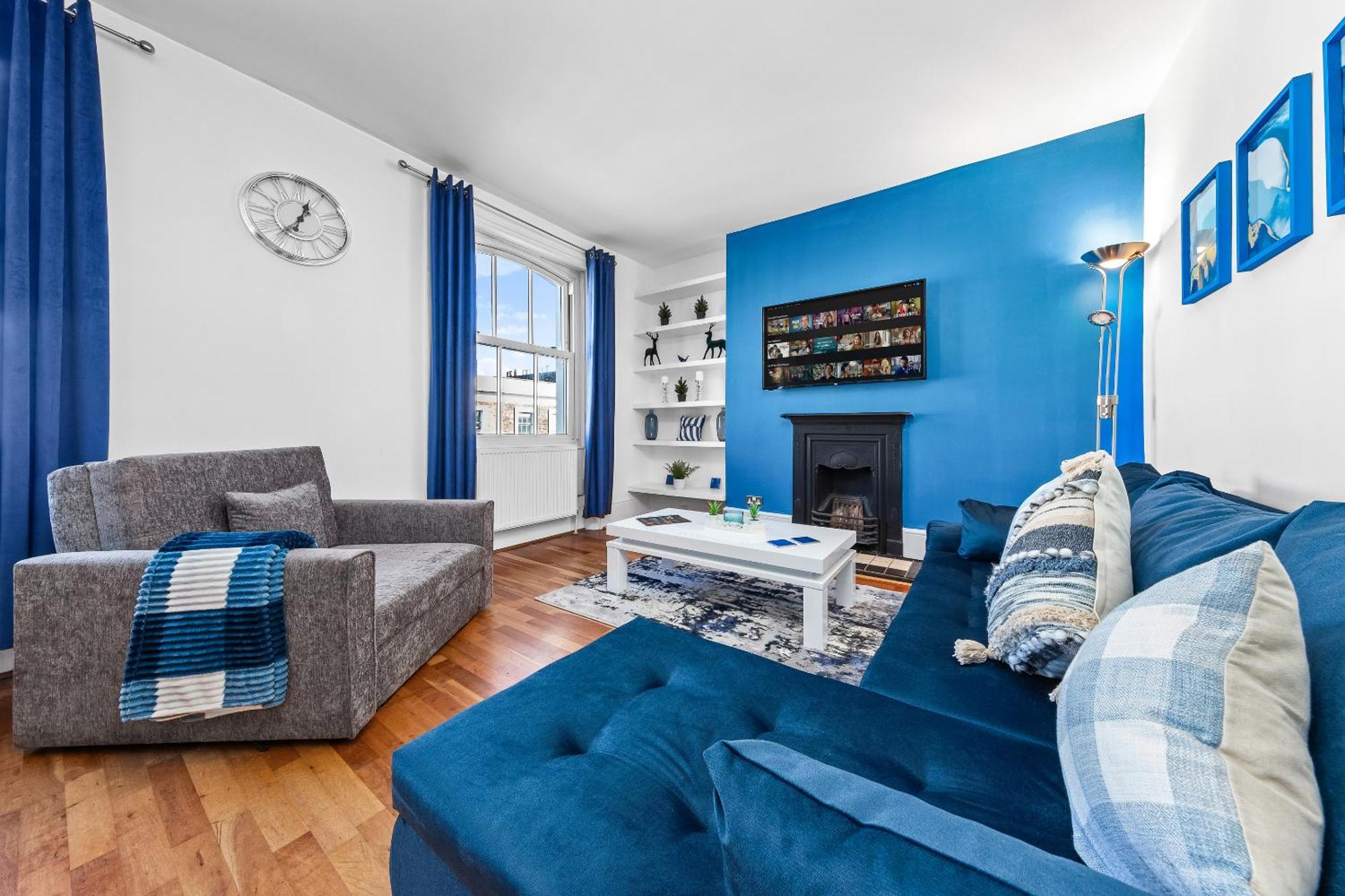 Balcony Blue Theme 1 Bedroom Luxury Flat Near Hyde Park! Accommodates Up To 6! Double Sofa Bed And Next To Station! Londres