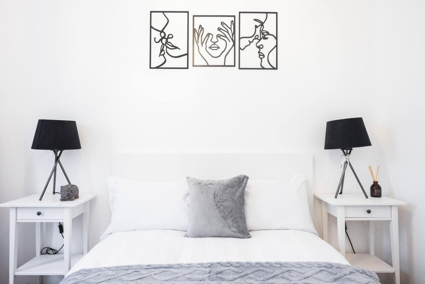 Spacious 2 Bedroom Old Street - Sleeps 6 *