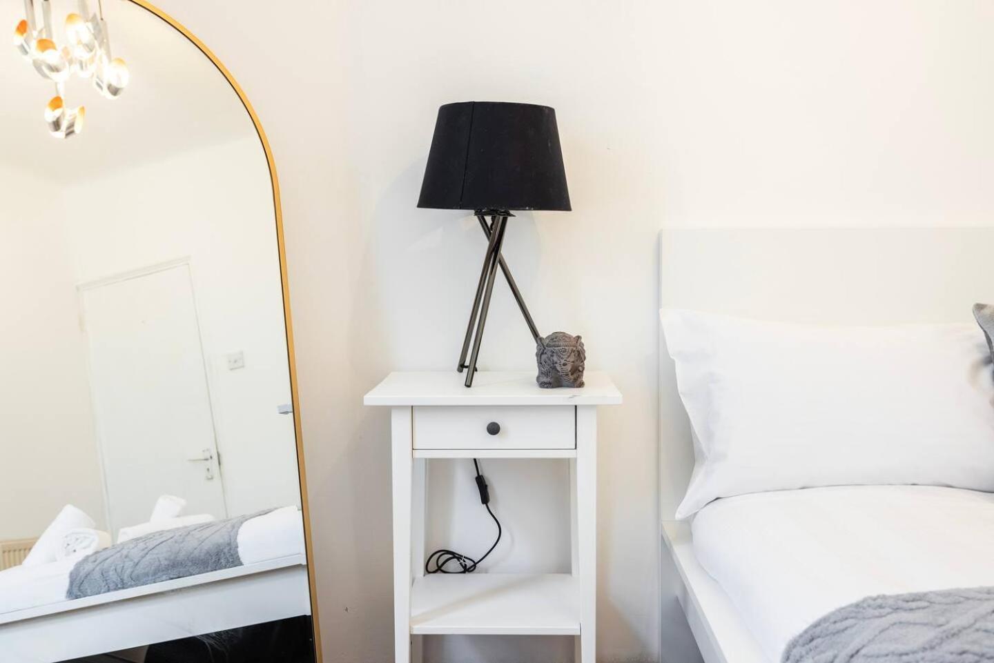 Spacious 2 Bedroom Old Street - Sleeps 6 *