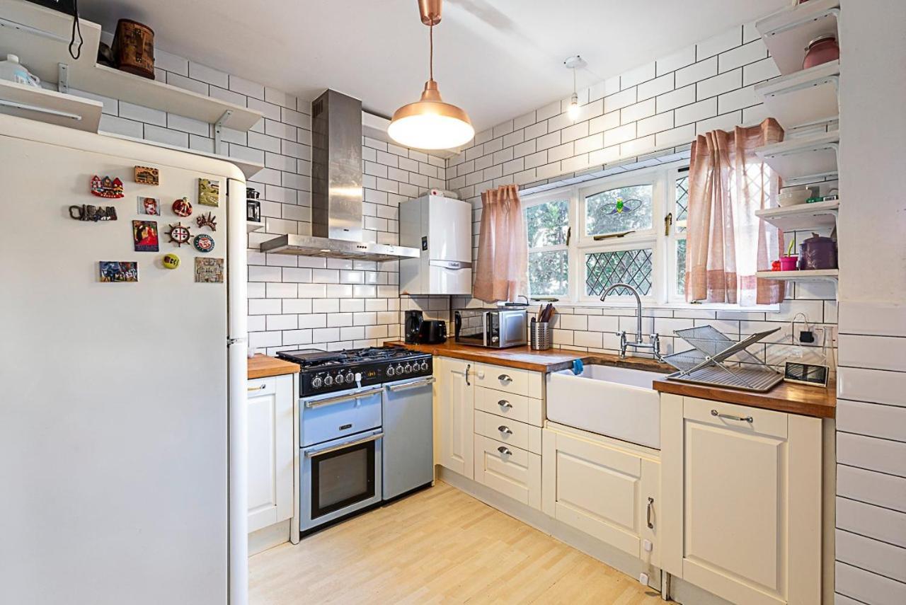 Stylish & Spacious 3-bed In Vibrant Bow Londres