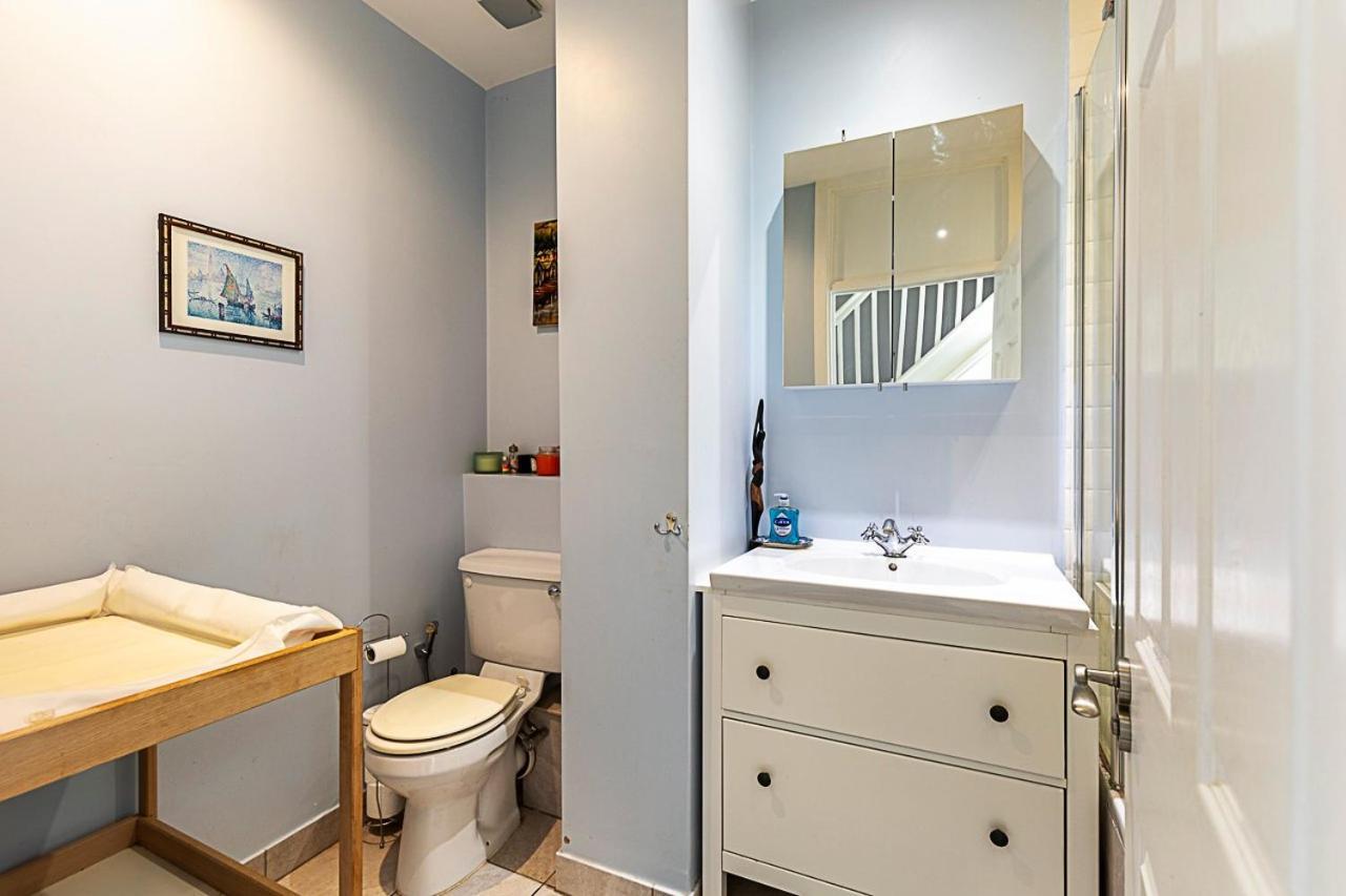 Stylish & Spacious 3-bed In Vibrant Bow Londres