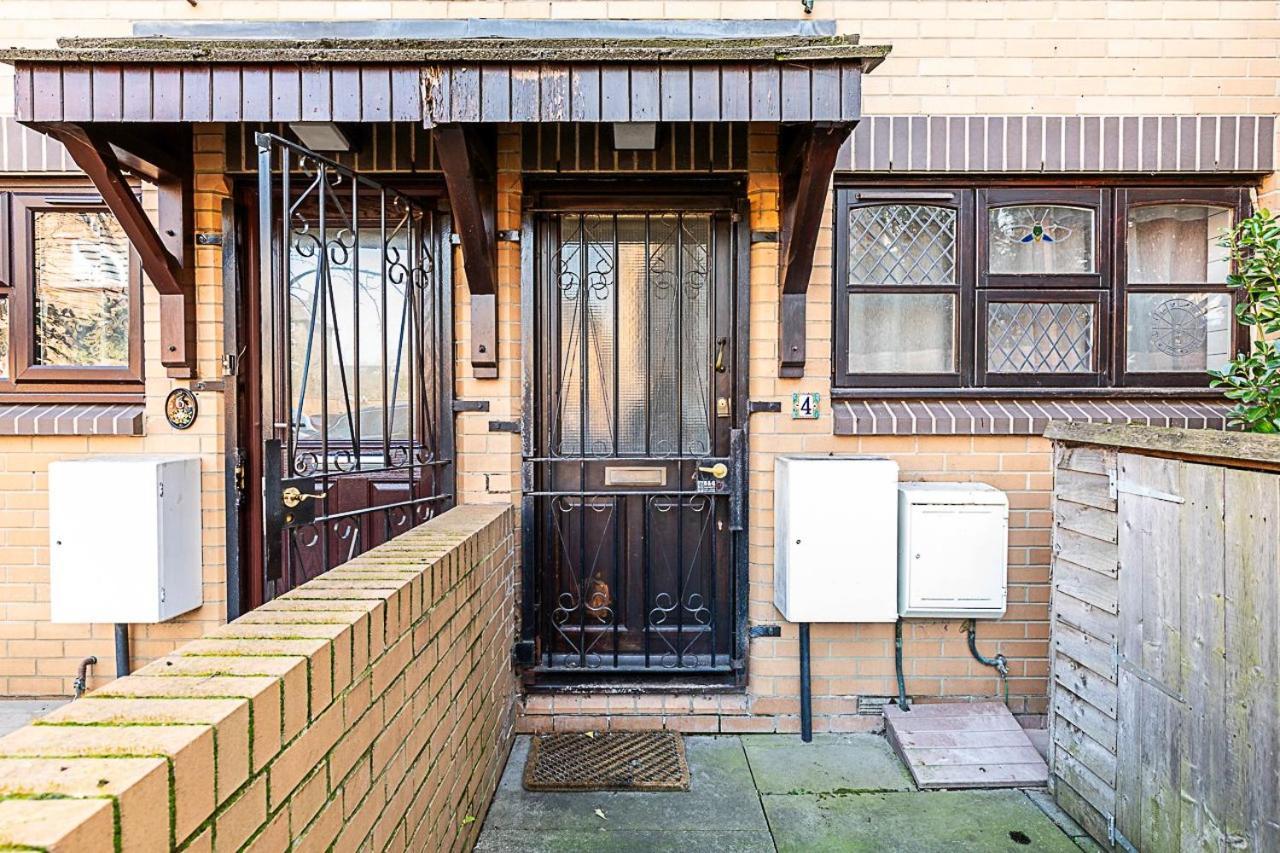 Stylish & Spacious 3-bed In Vibrant Bow Appartement