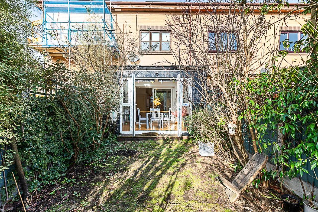 Stylish & Spacious 3-bed In Vibrant Bow Appartement