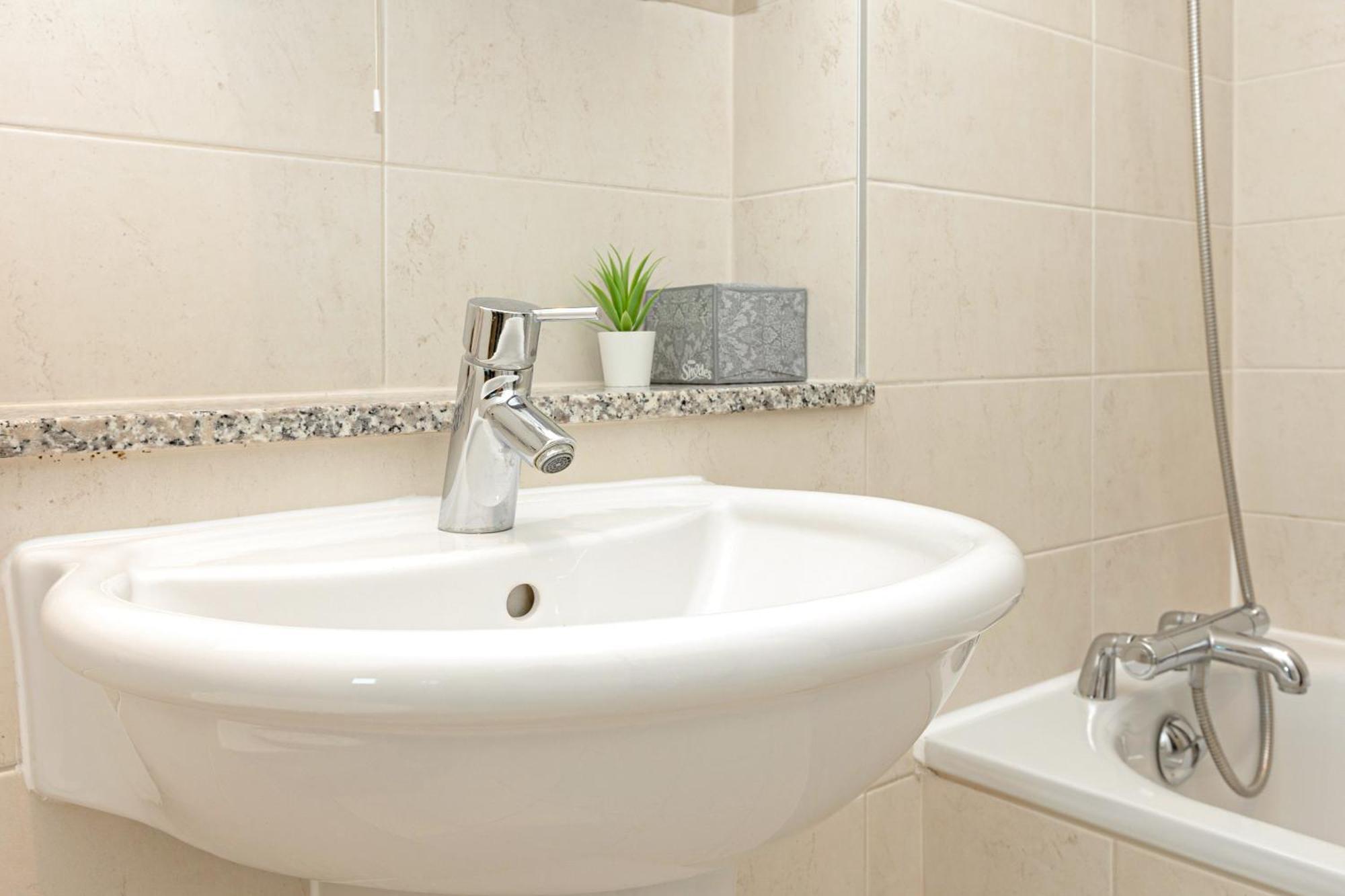 New Listing 2br With Parking, 10min Woolwich St Appartement