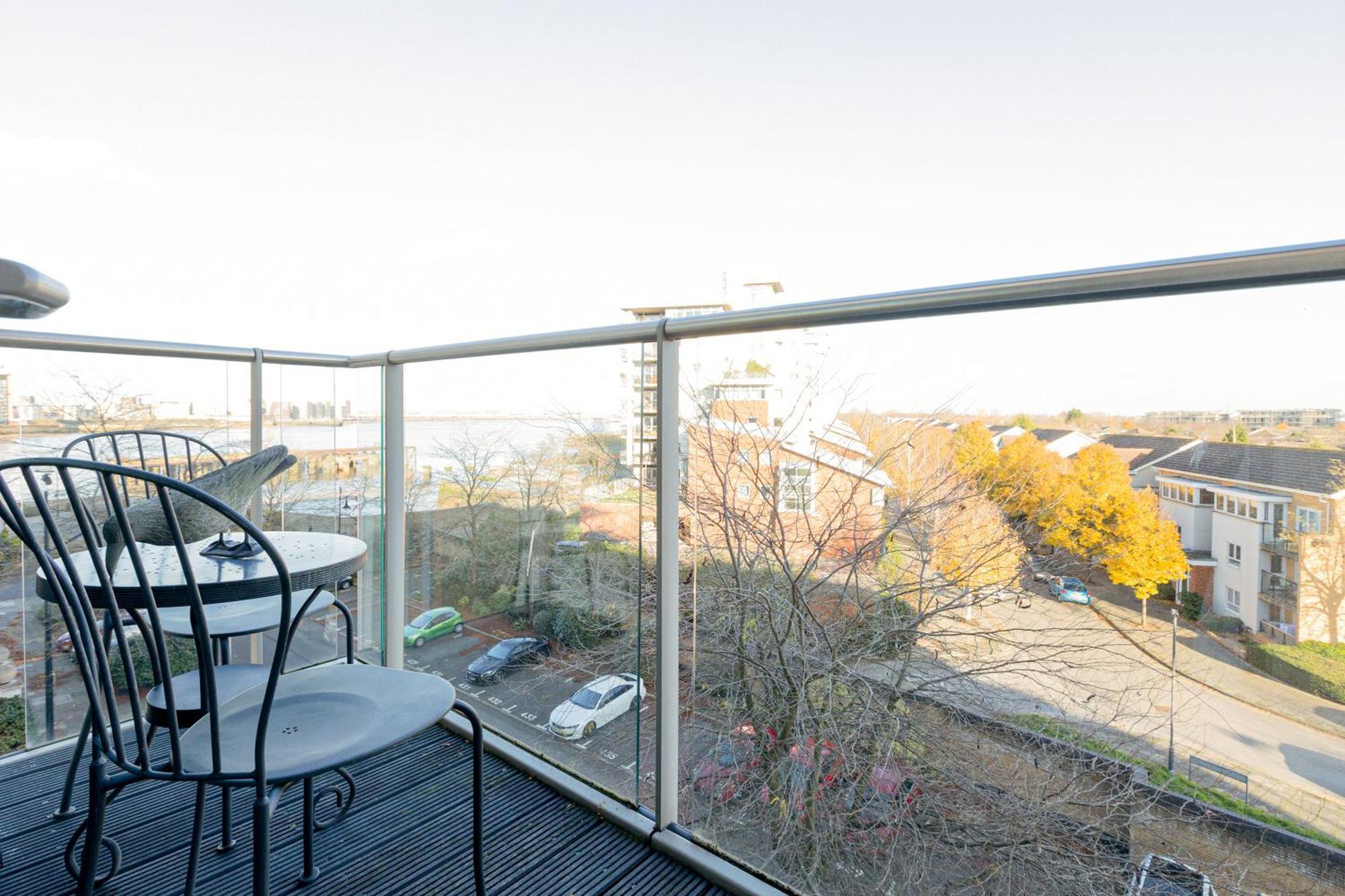 New Listing 2br With Parking, 10min Woolwich St Appartement