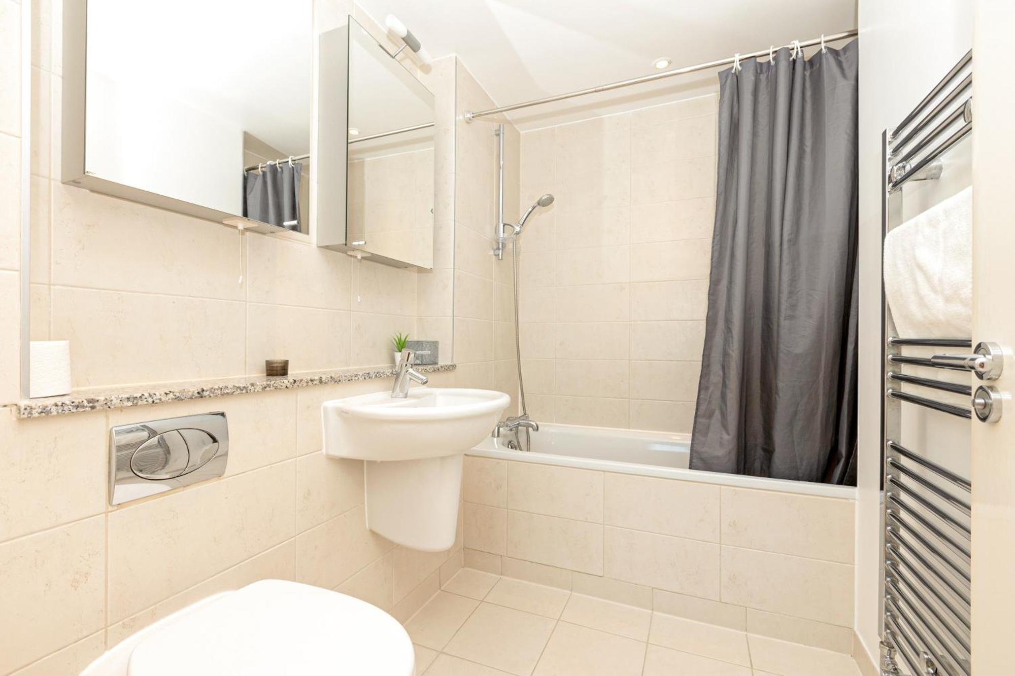Appartement New Listing 2br With Parking, 10min Woolwich St *