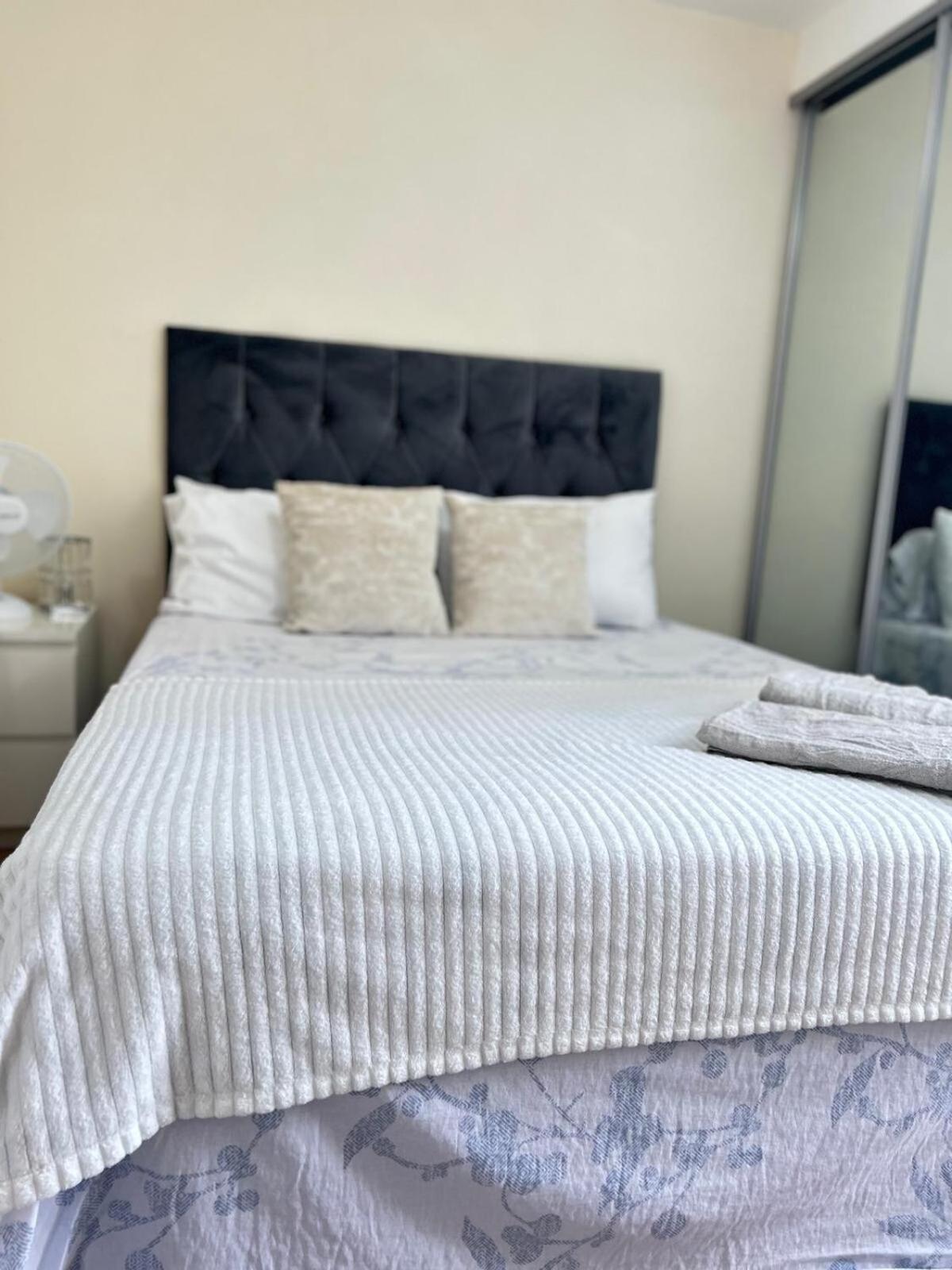 Barnes Flat, 2bed 2bath, Parking, Breakfast Appartement *