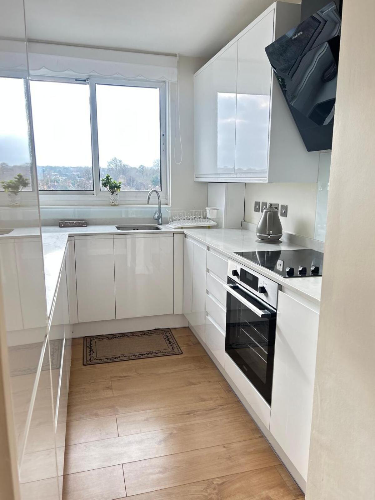 Barnes Flat, 2bed 2bath, Parking, Breakfast * Londres