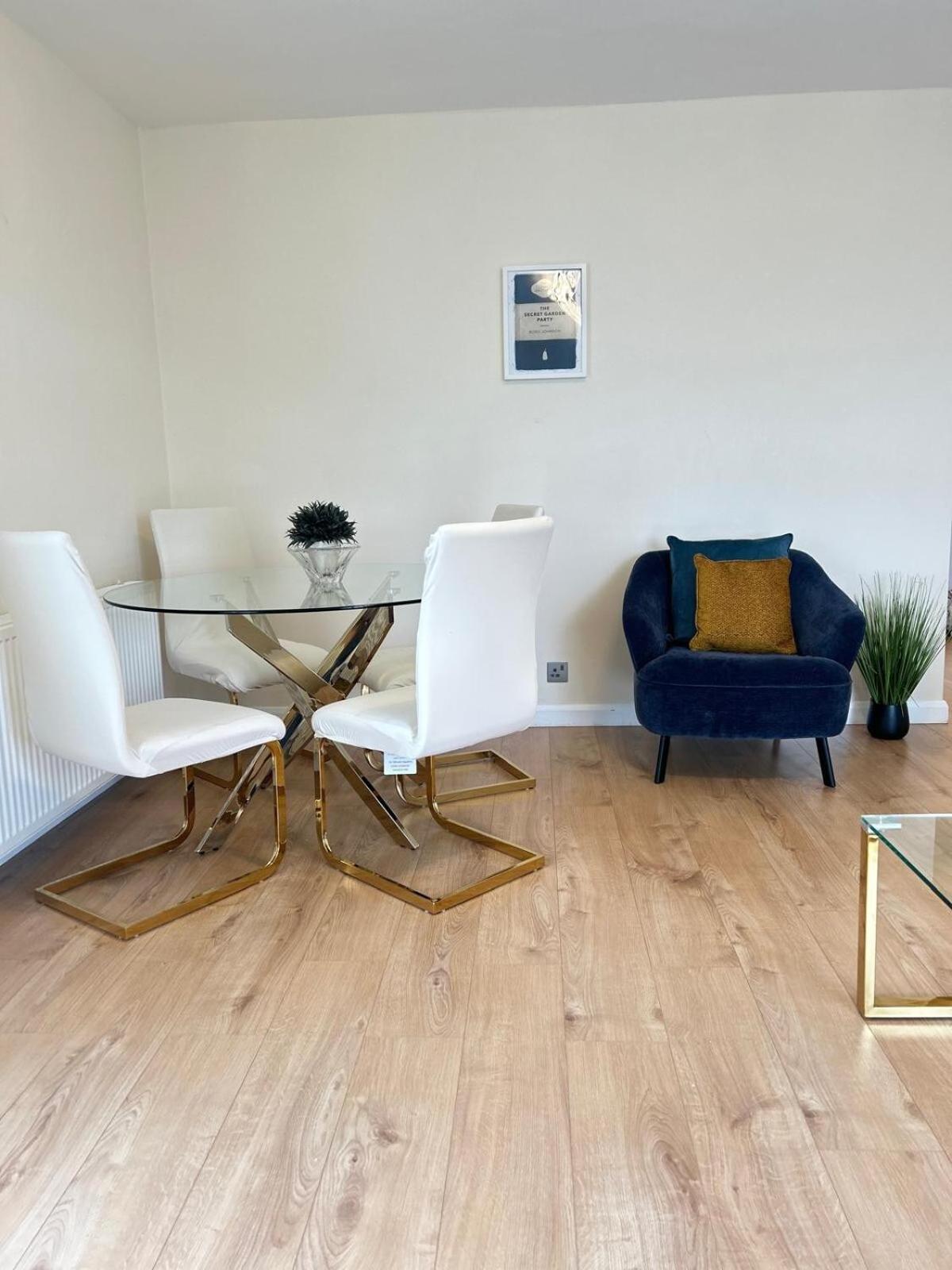 Barnes Flat, 2bed 2bath, Parking, Breakfast Appartement