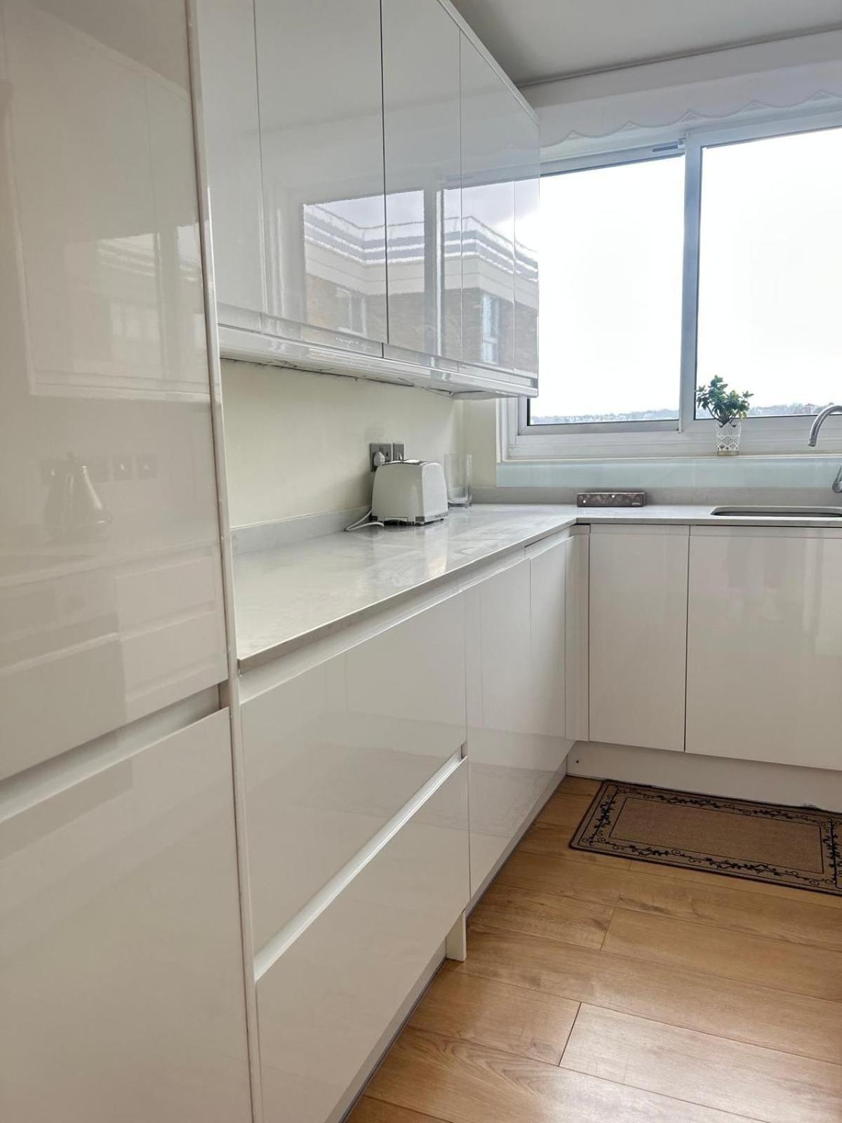 Barnes Flat, 2bed 2bath, Parking, Breakfast * Londres