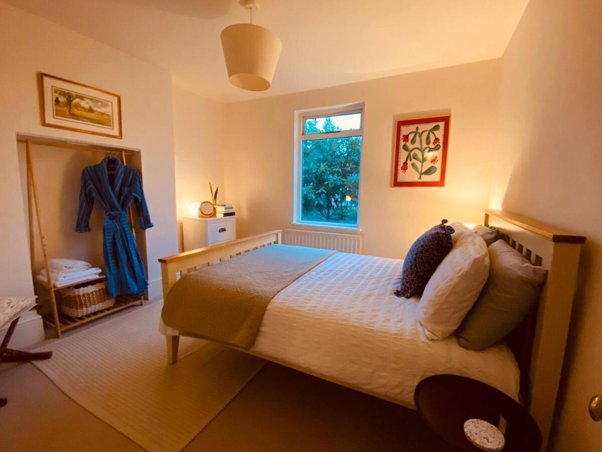 Stunning Home, Garden, Parking & Close Train Stations Appartement