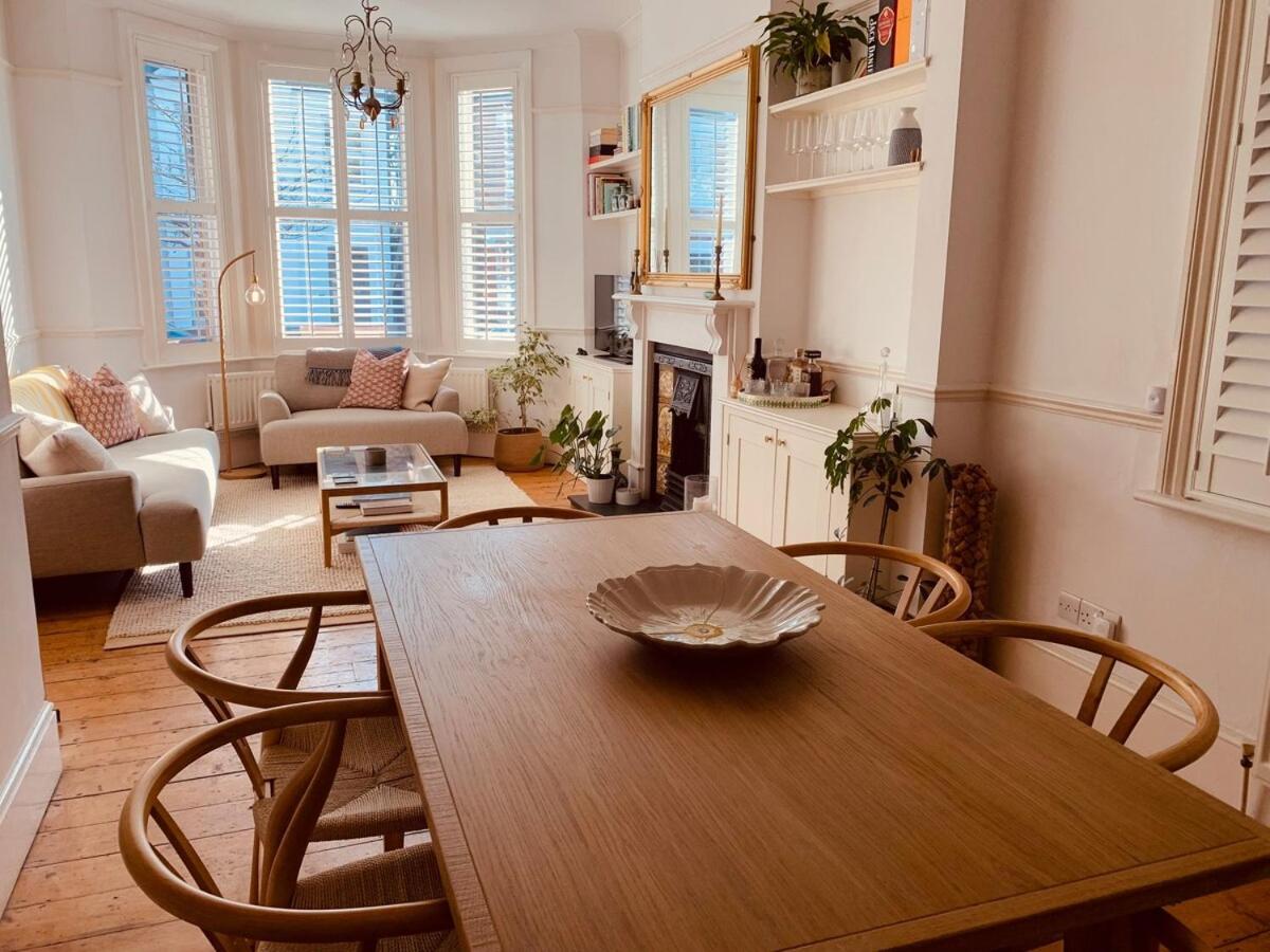 Stunning Home, Garden, Parking & Close Train Stations Appartement *