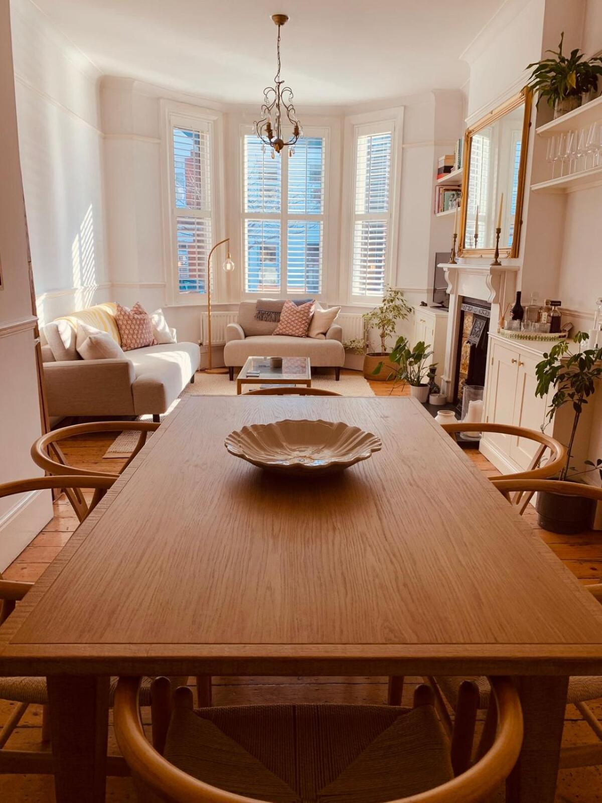 Stunning Home, Garden, Parking & Close Train Stations Appartement