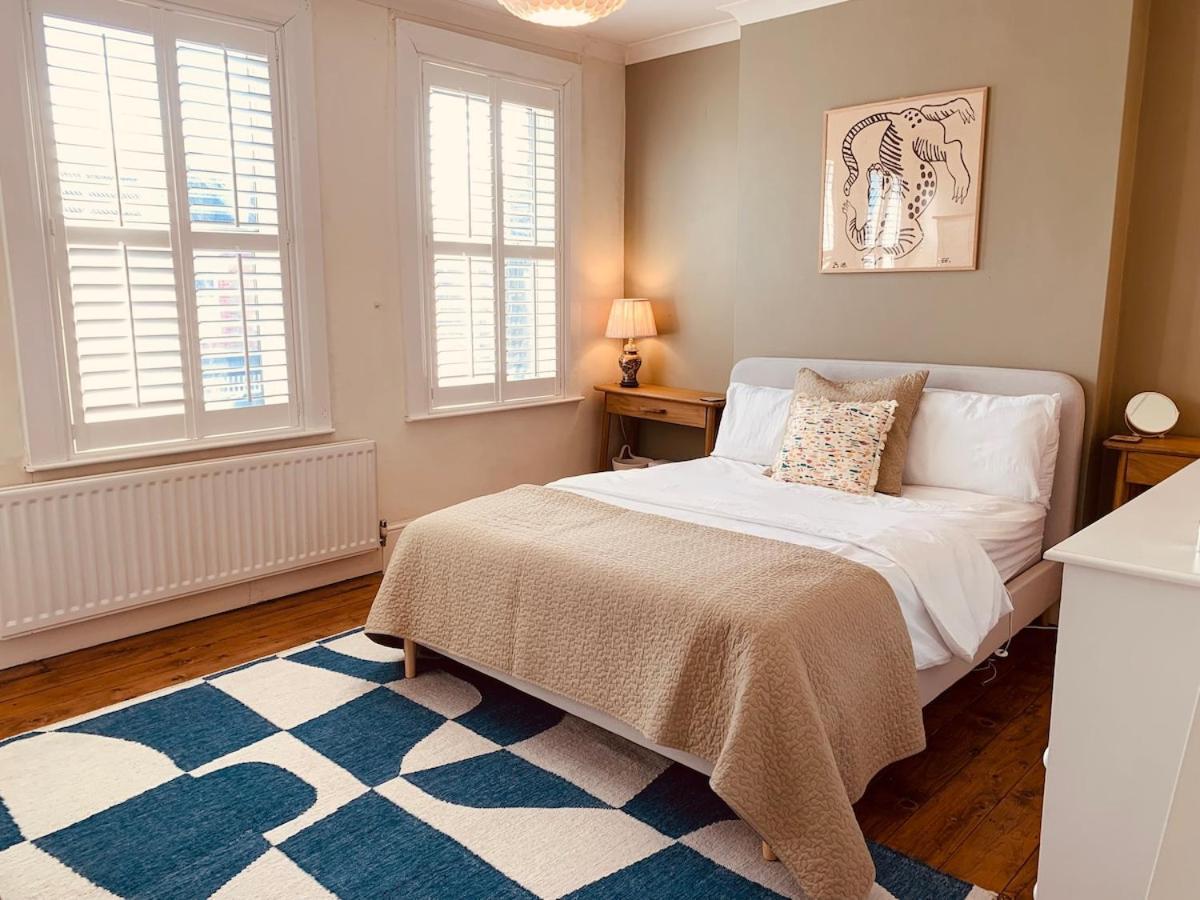 Appartement Stunning Home, Garden, Parking & Close Train Stations