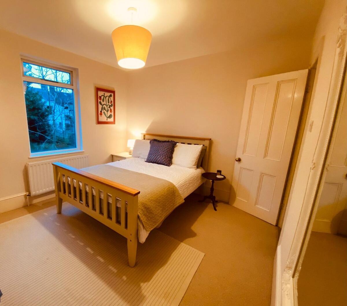 Appartement Stunning Home, Garden, Parking & Close Train Stations