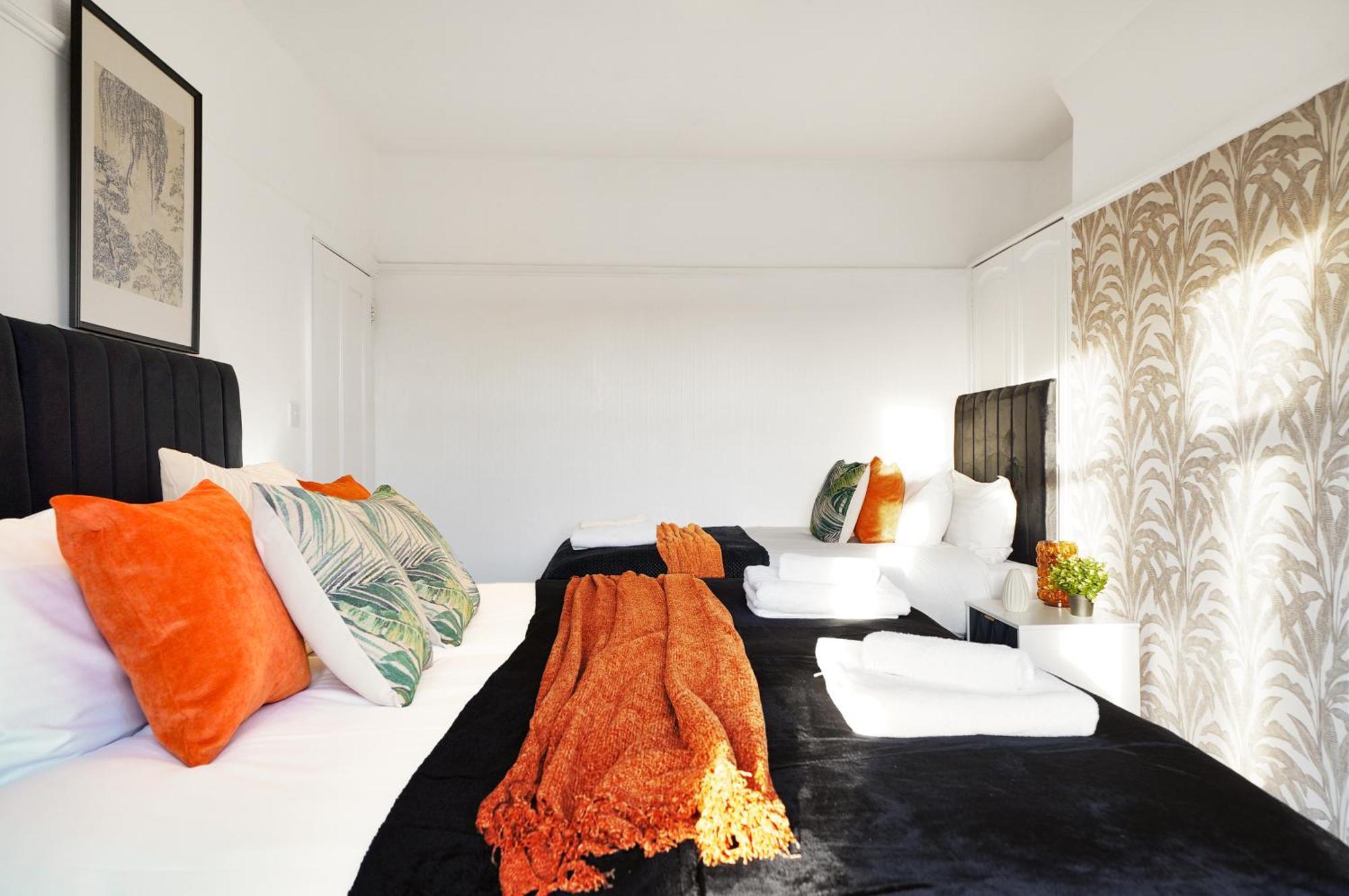 Hébergement de vacances Spacious House In Wembley - Sleeps 14 *