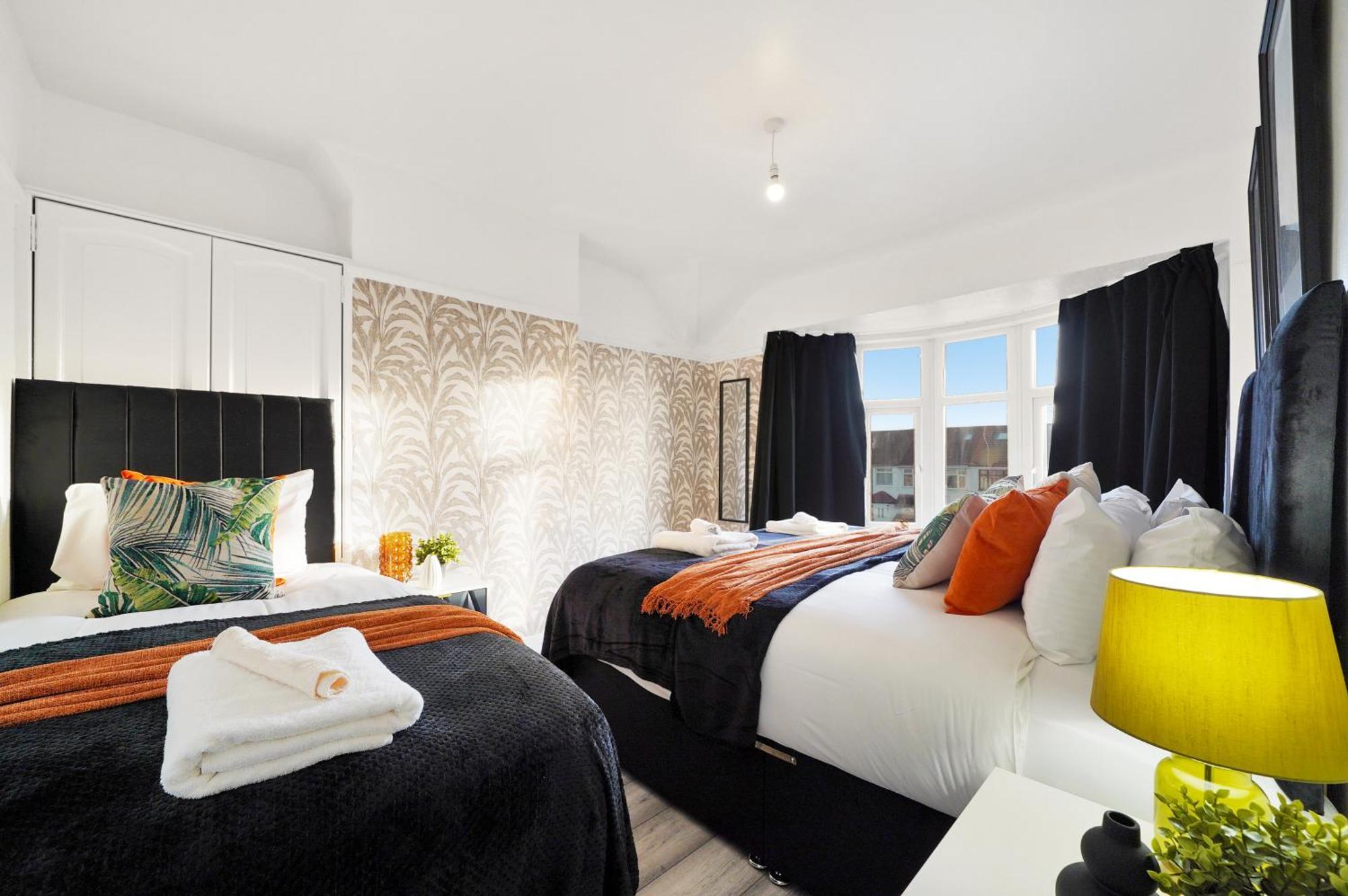 Spacious House In Wembley - Sleeps 14 Hébergement de vacances *