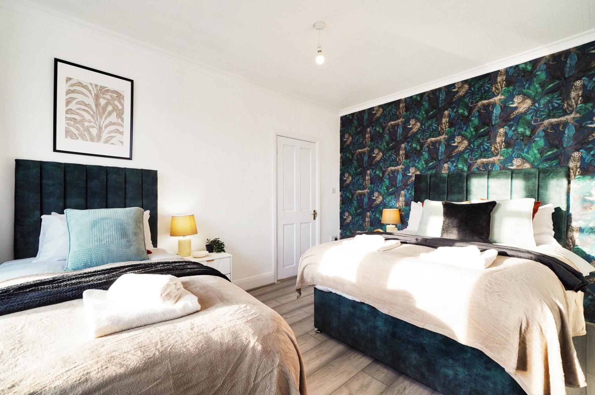 Hébergement de vacances Spacious House In Wembley - Sleeps 14 Londres
