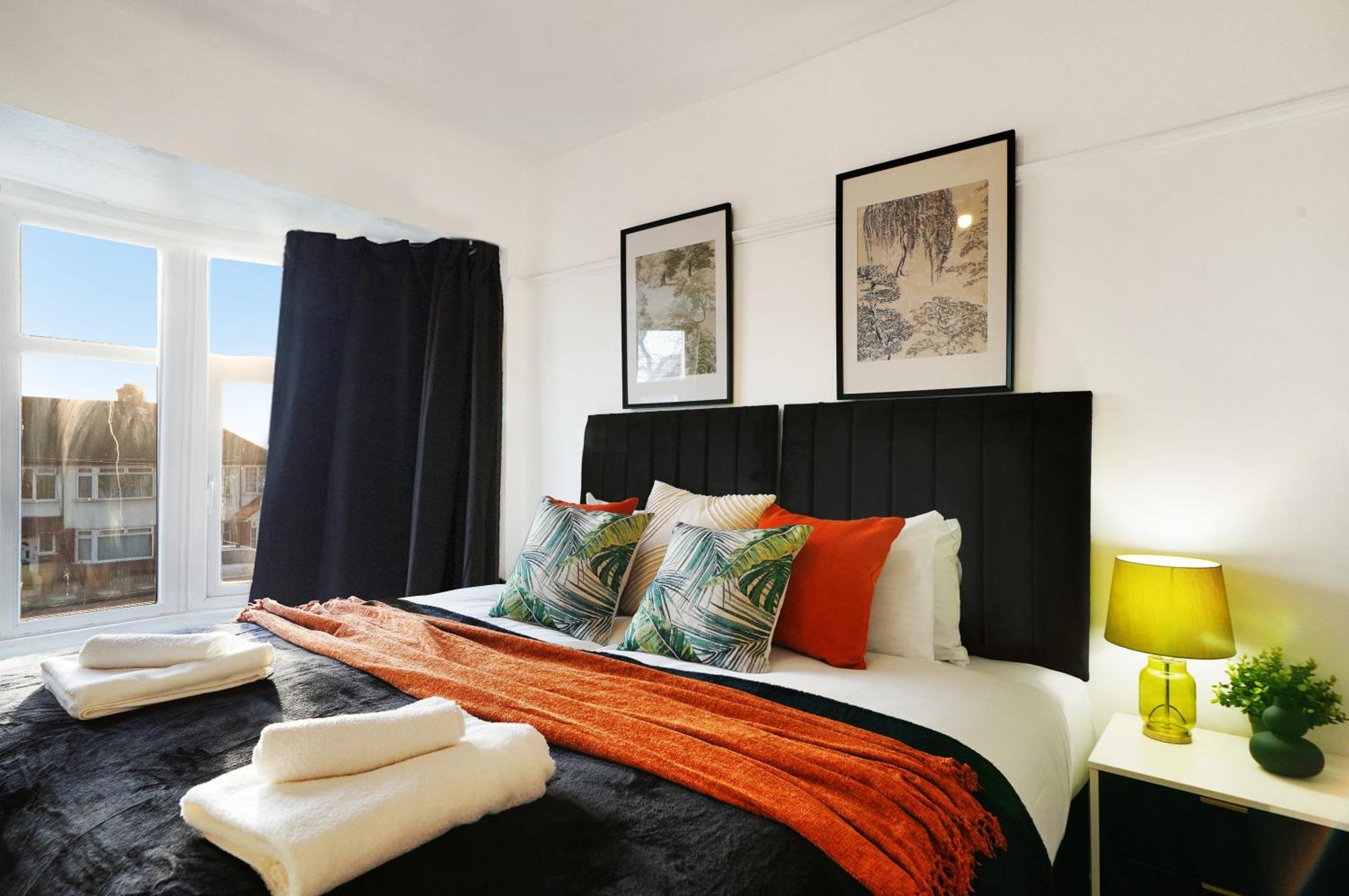Hébergement de vacances Spacious House In Wembley - Sleeps 14 *