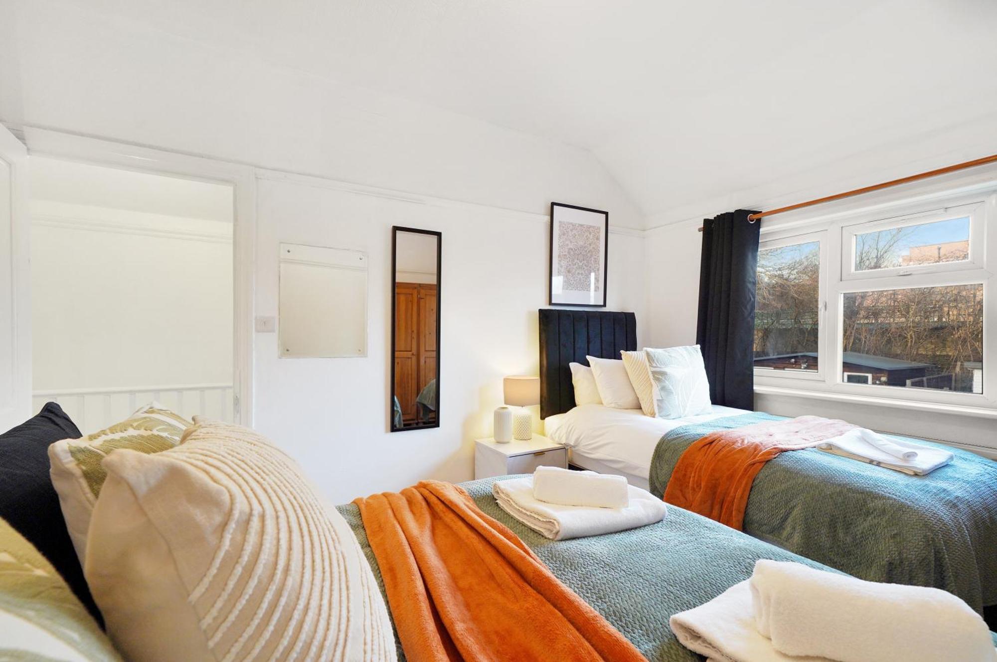 Spacious House In Wembley - Sleeps 14 Hébergement de vacances Londres