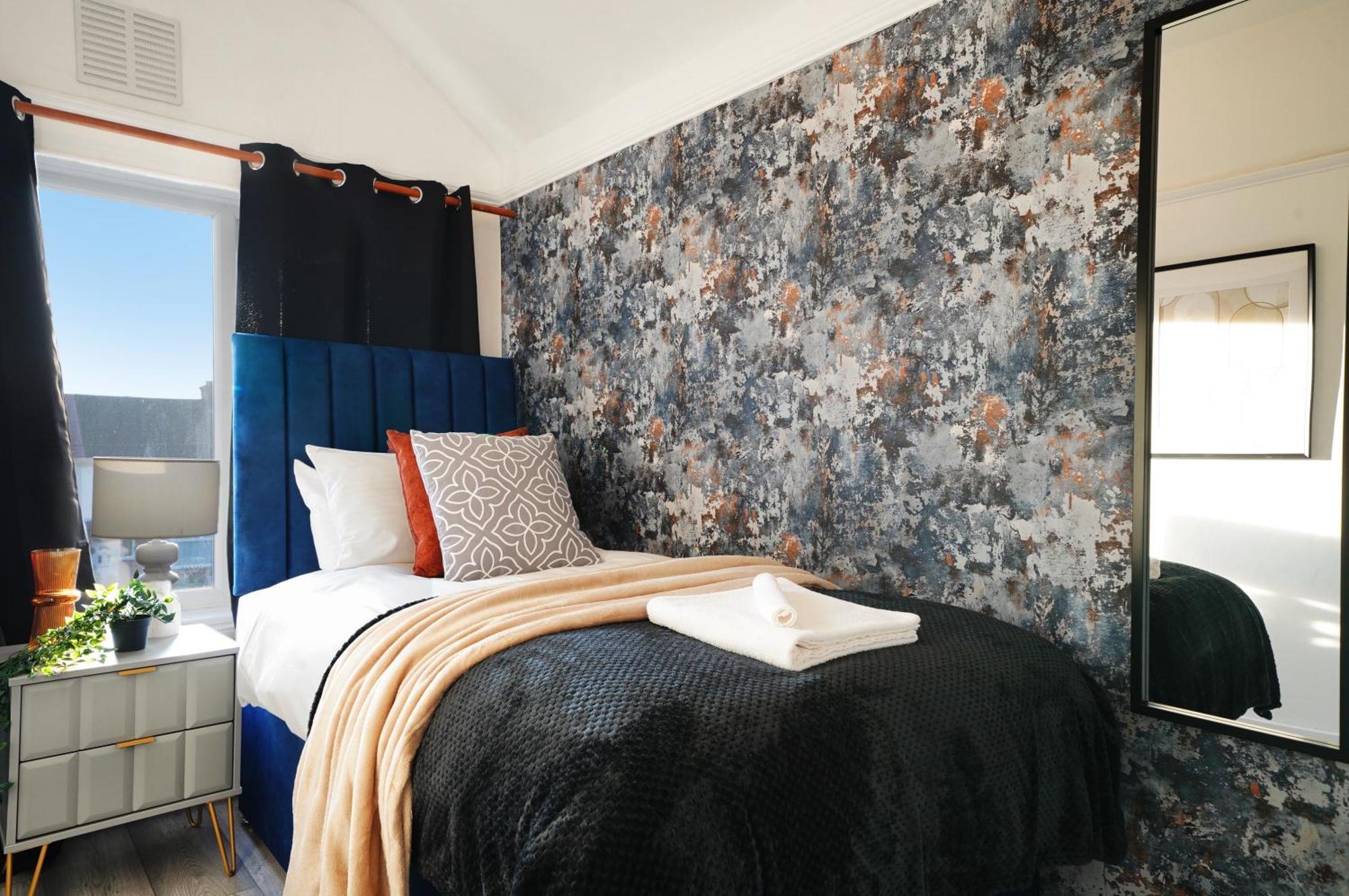 Hébergement de vacances Spacious House In Wembley - Sleeps 14 Londres