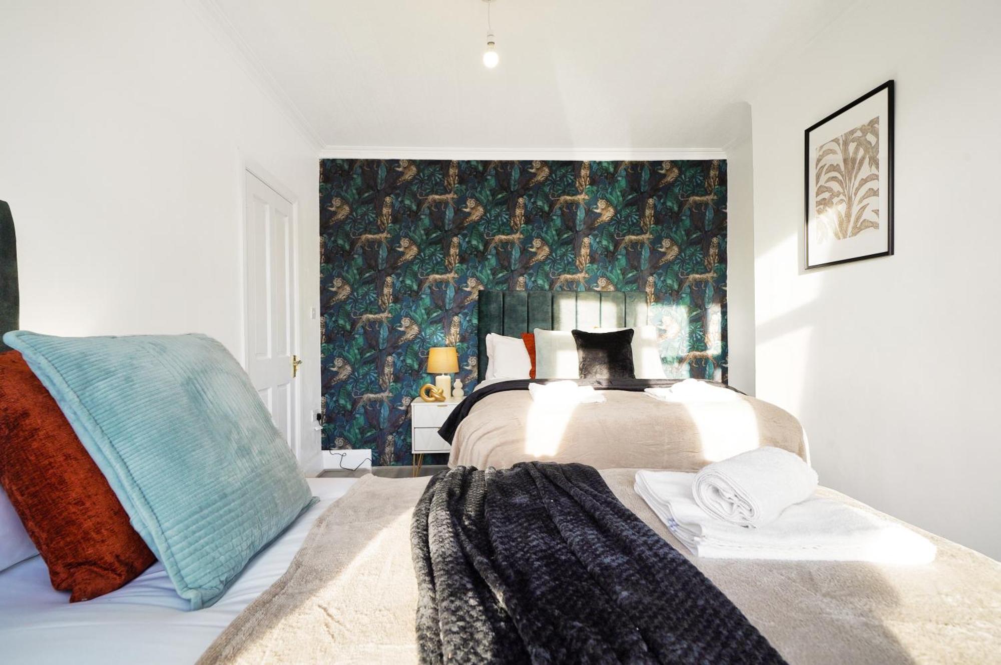 Spacious House In Wembley - Sleeps 14 Hébergement de vacances Londres