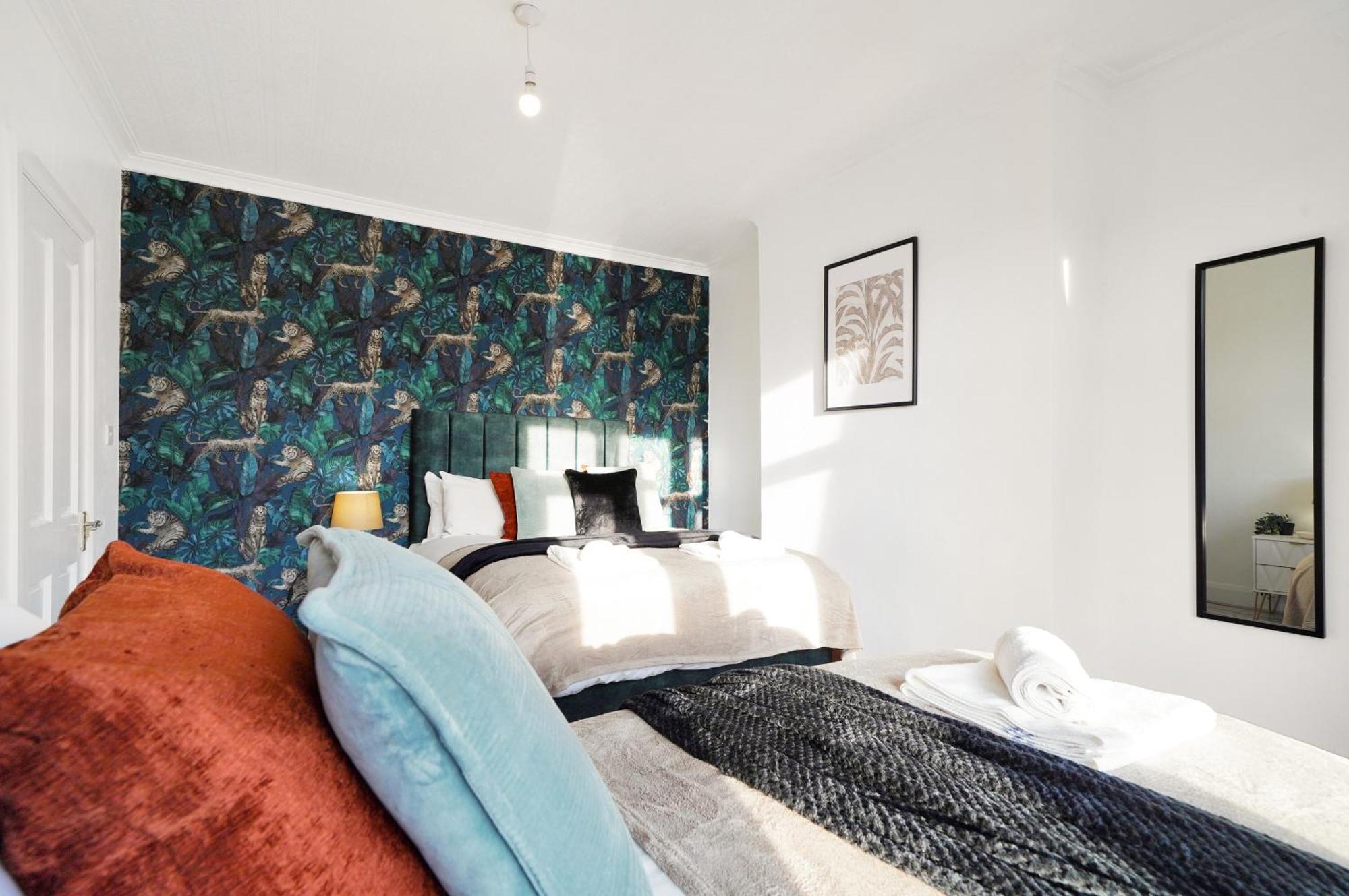 Spacious House In Wembley - Sleeps 14 Hébergement de vacances *