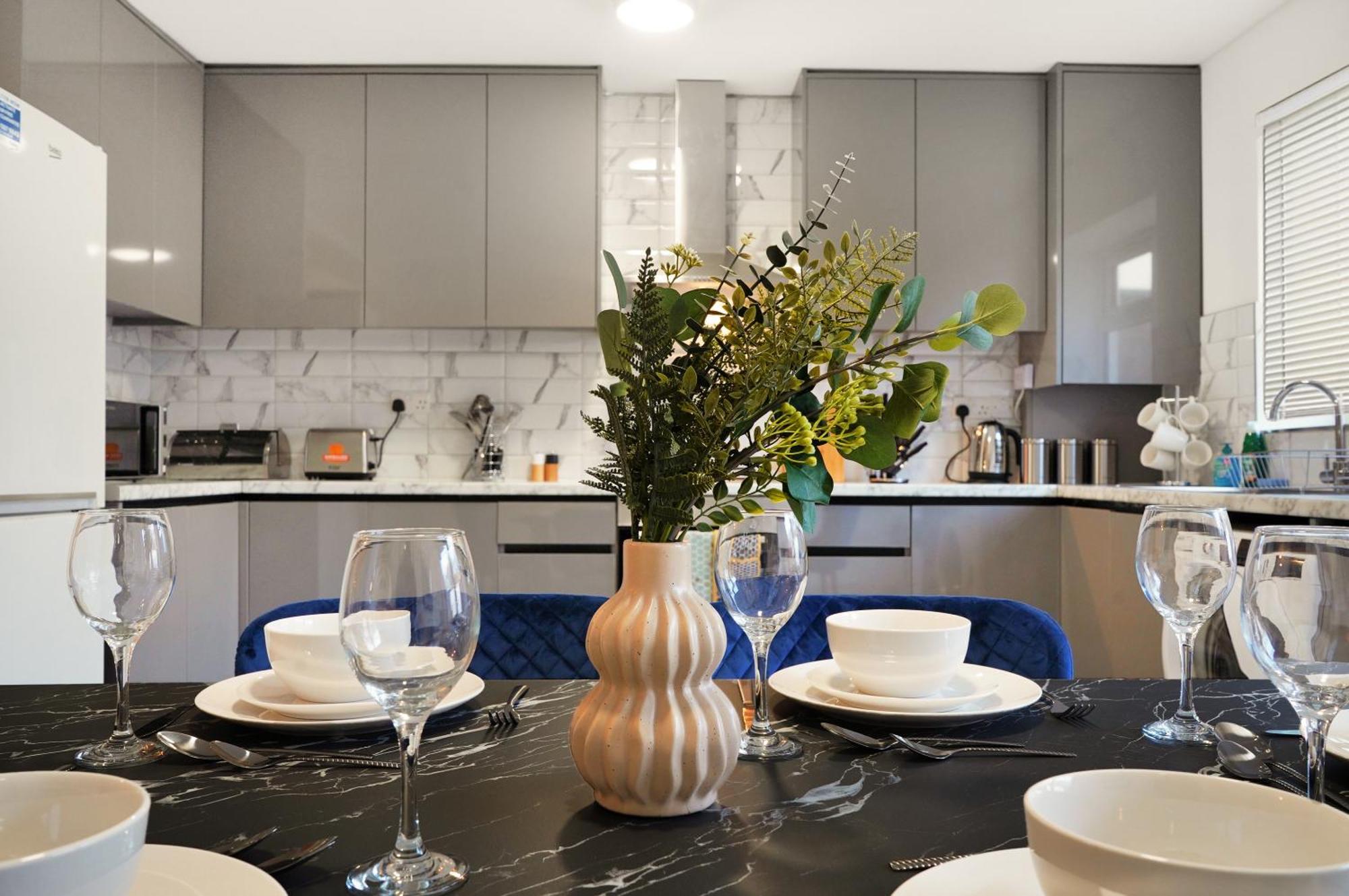 Spacious House In Wembley - Sleeps 14 Londres