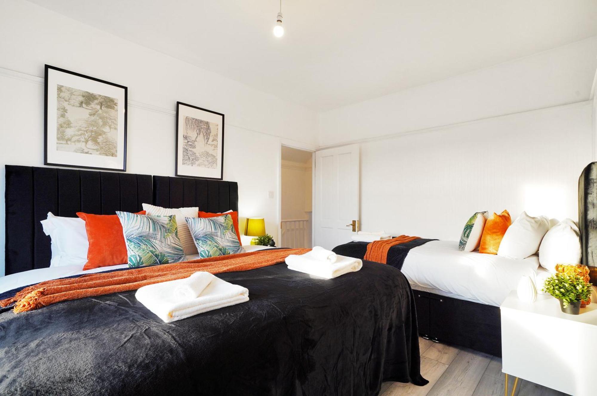 Spacious House In Wembley - Sleeps 14 Hébergement de vacances *