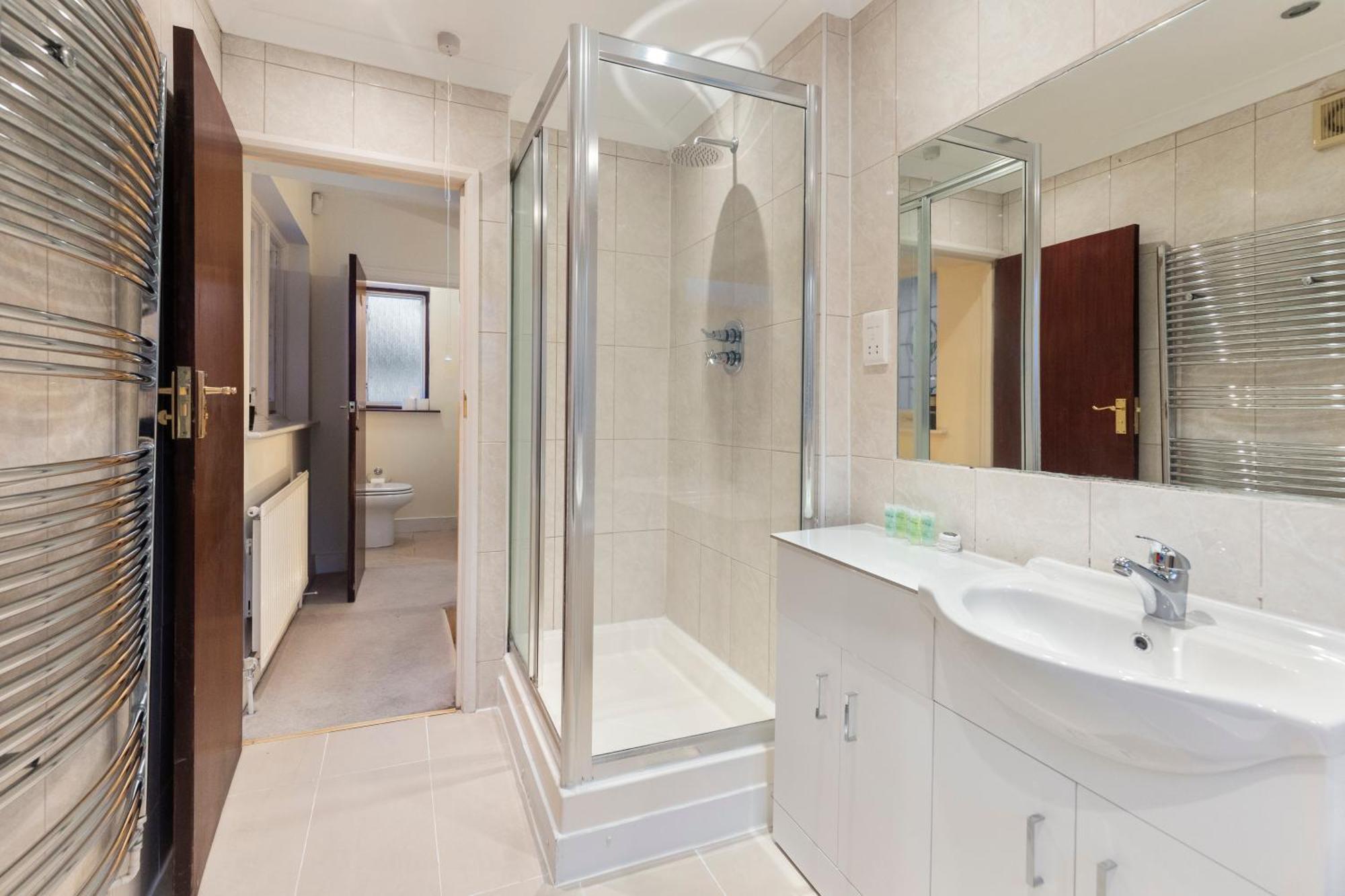 Spacious 4 Bedroom House Londres