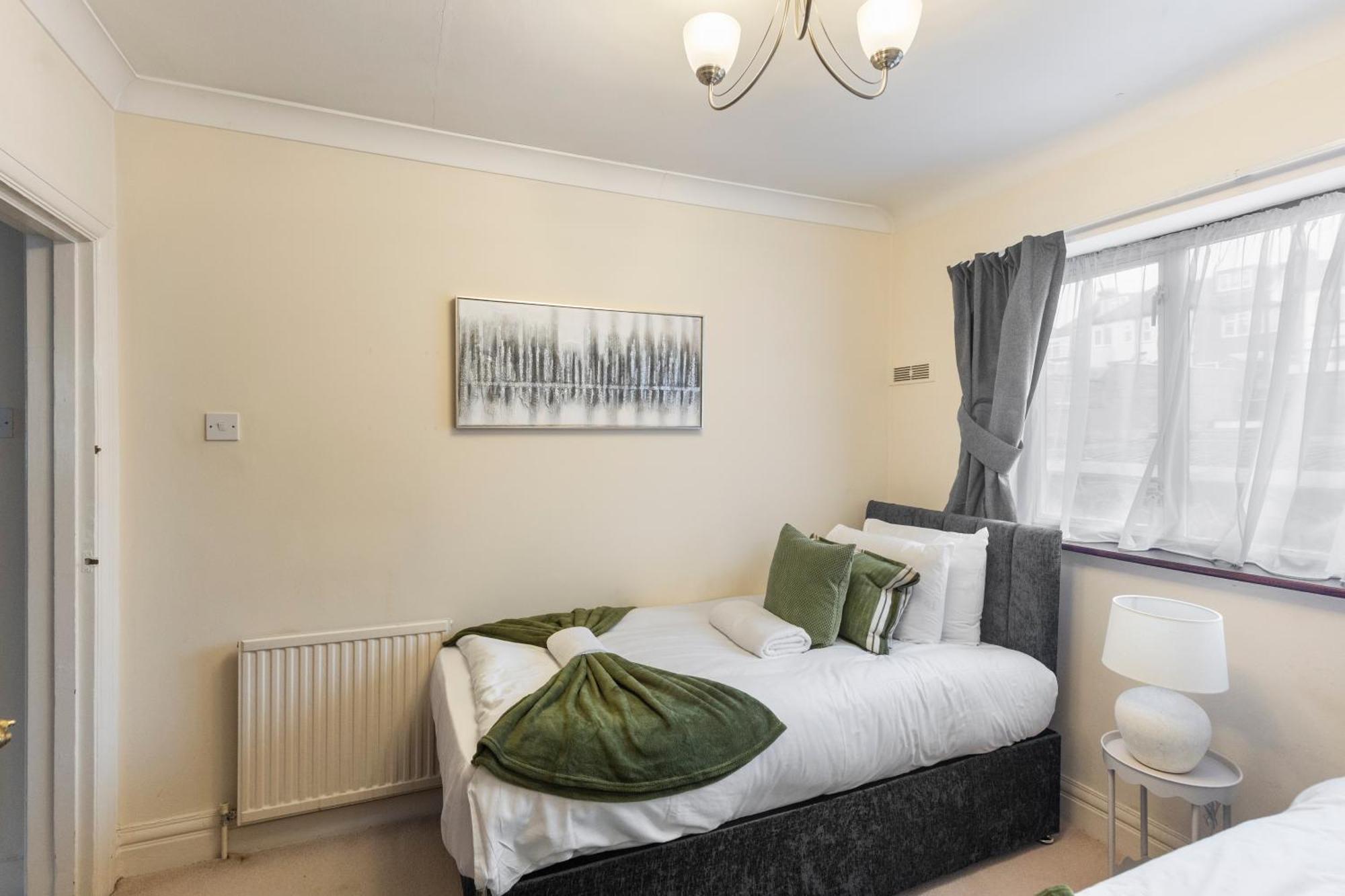 Spacious 4 Bedroom House Hébergement de vacances Londres