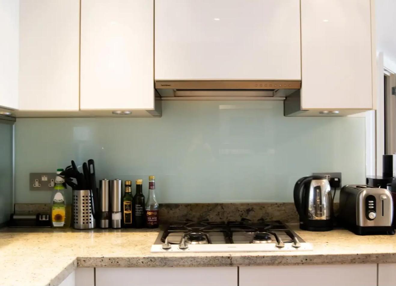 Modern 2 Bedroom With Balcony Near Oxford Street Apartamento