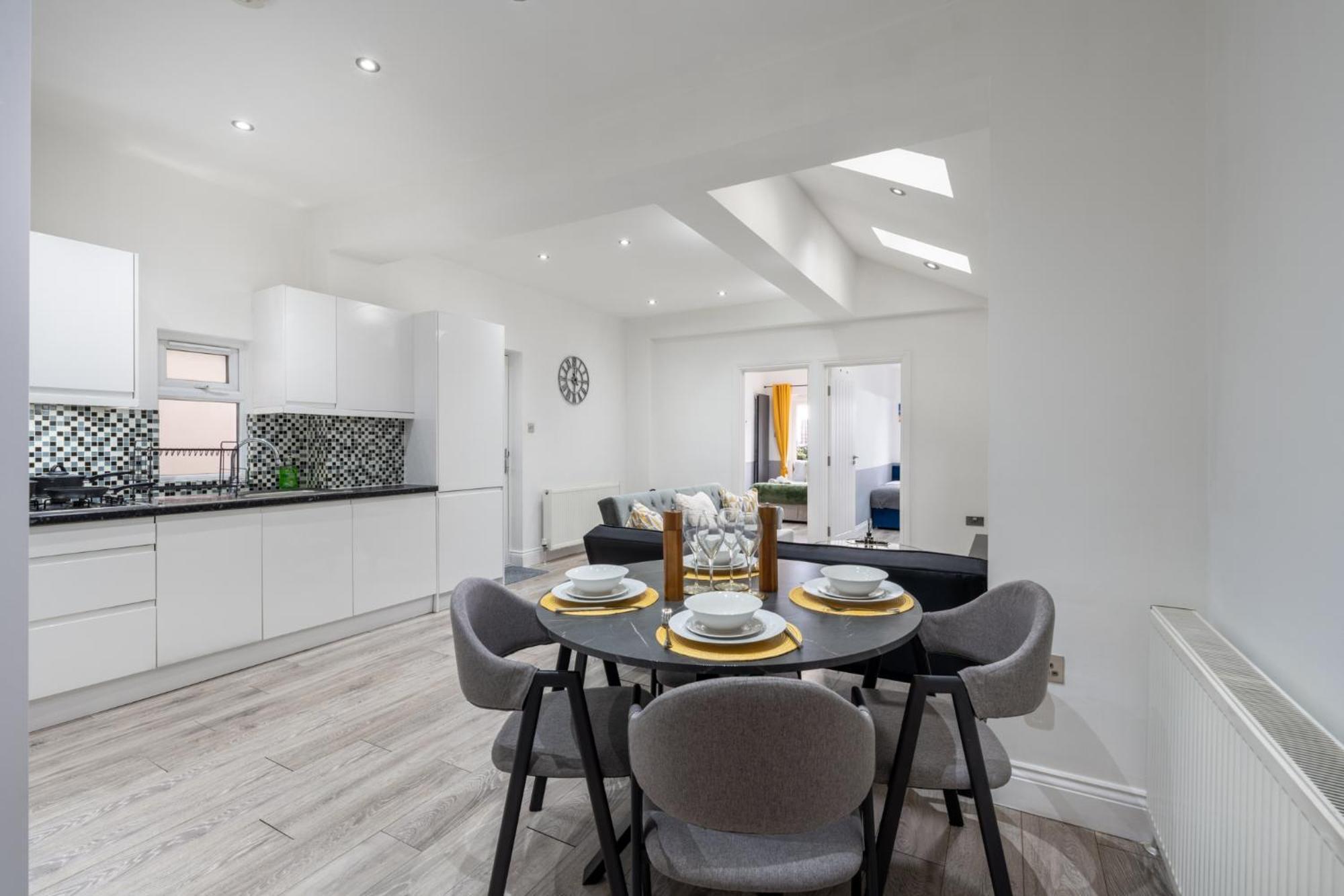 Hébergement de vacances Spacious & Comfortable 3-bedroom Retreat In Nw10 *