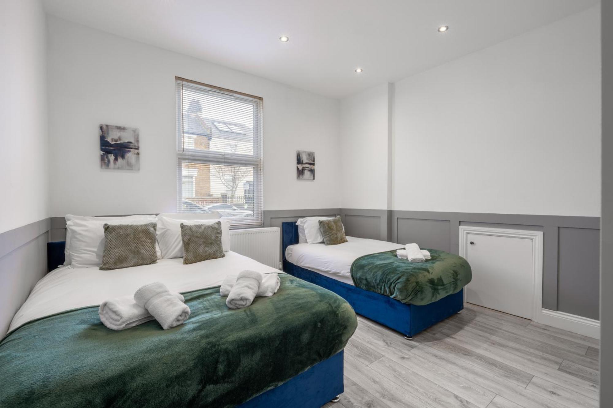 Spacious & Comfortable 3-bedroom Retreat In Nw10 Hébergement de vacances Londres