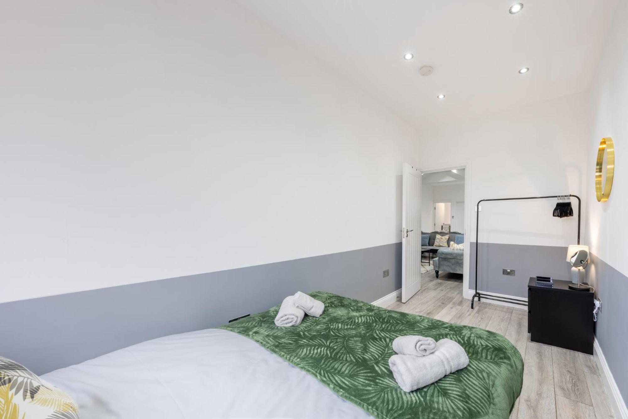 Spacious & Comfortable 3-bedroom Retreat In Nw10 Hébergement de vacances Londres