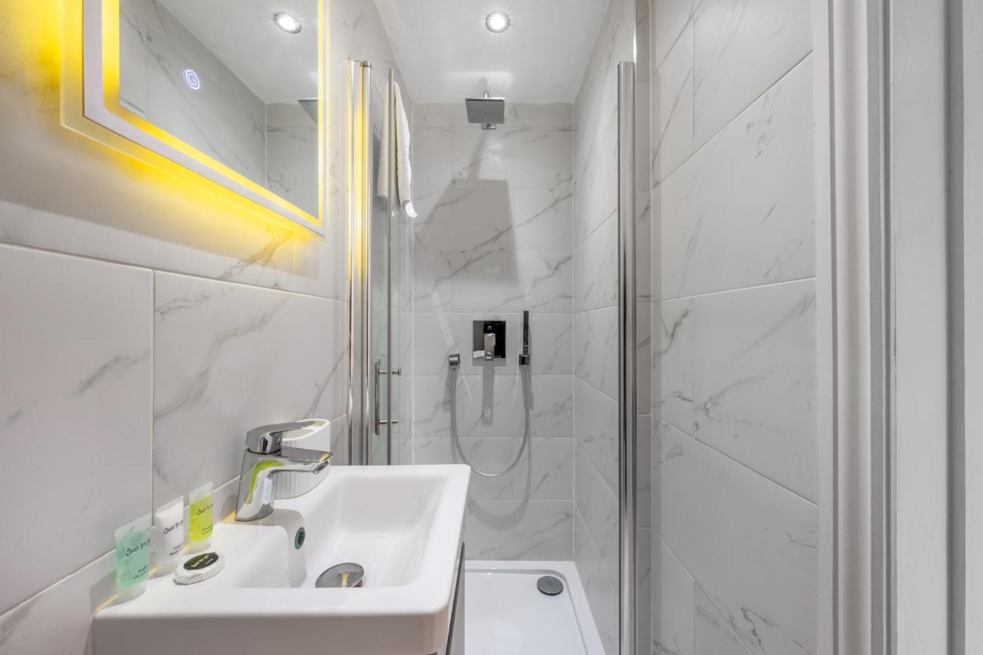 Spacious & Comfortable 3-bedroom Retreat In Nw10 Hébergement de vacances *