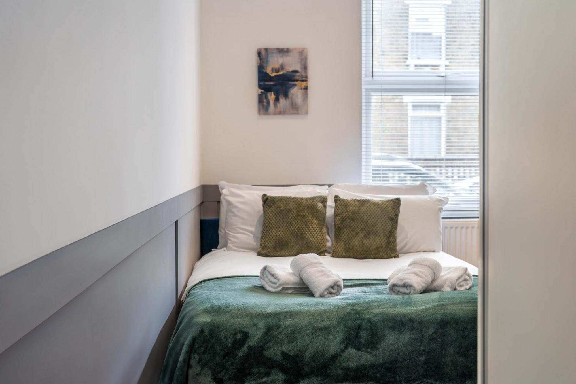 Spacious & Comfortable 3-bedroom Retreat In Nw10 Hébergement de vacances Londres