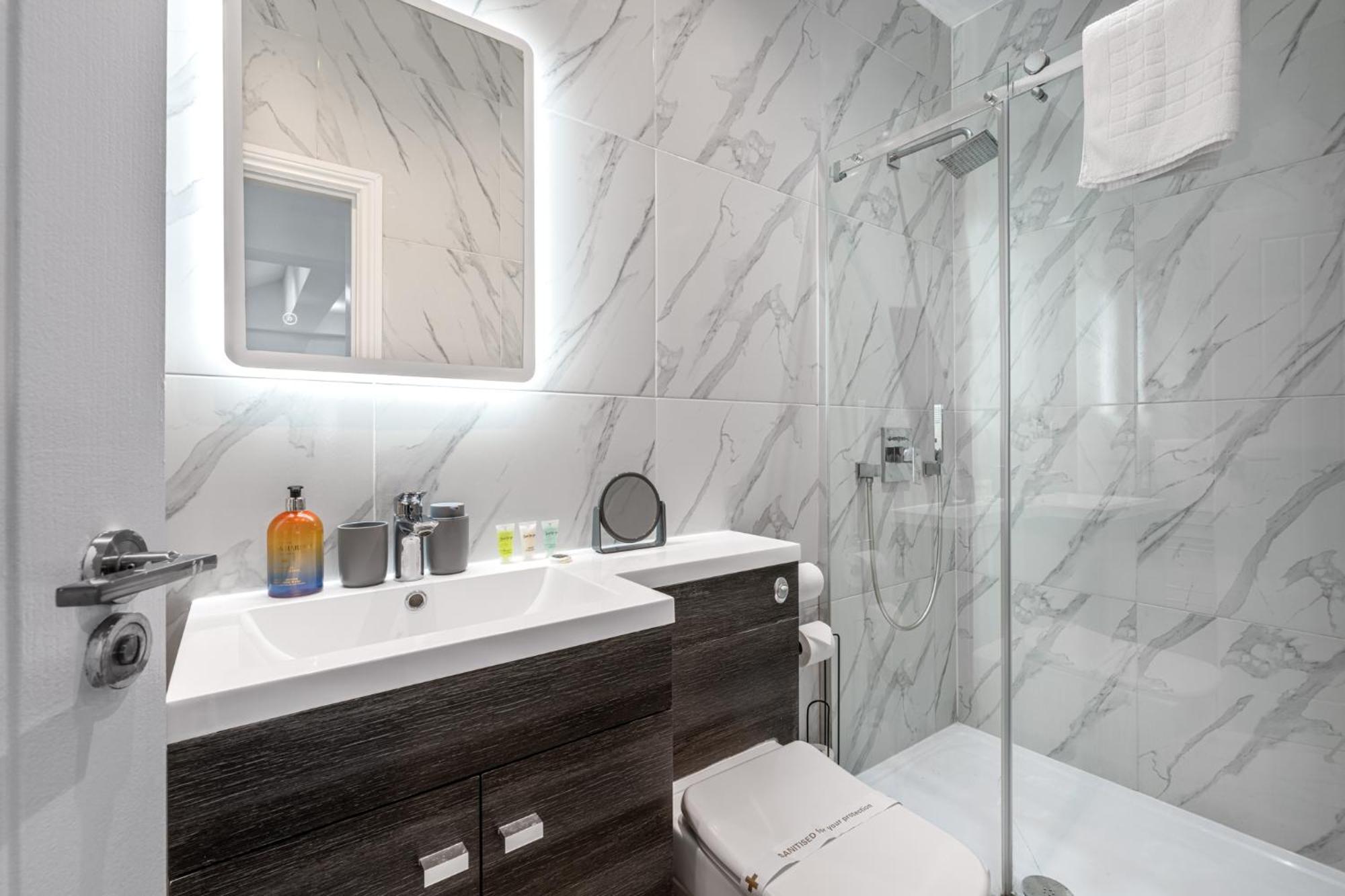 Spacious & Comfortable 3-bedroom Retreat In Nw10 Hébergement de vacances *