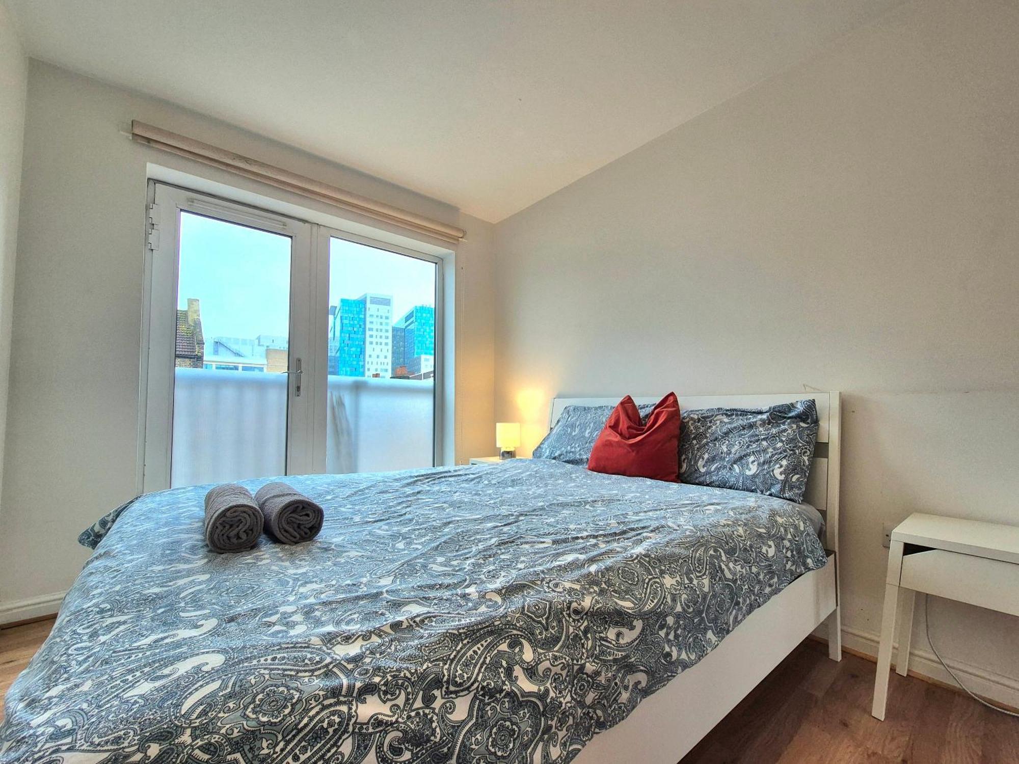 2 Bedroom Flat, Minutes From Shoreditch, Spitalfields & Brick Lane, Sleeps 4 Guests Apartamento
