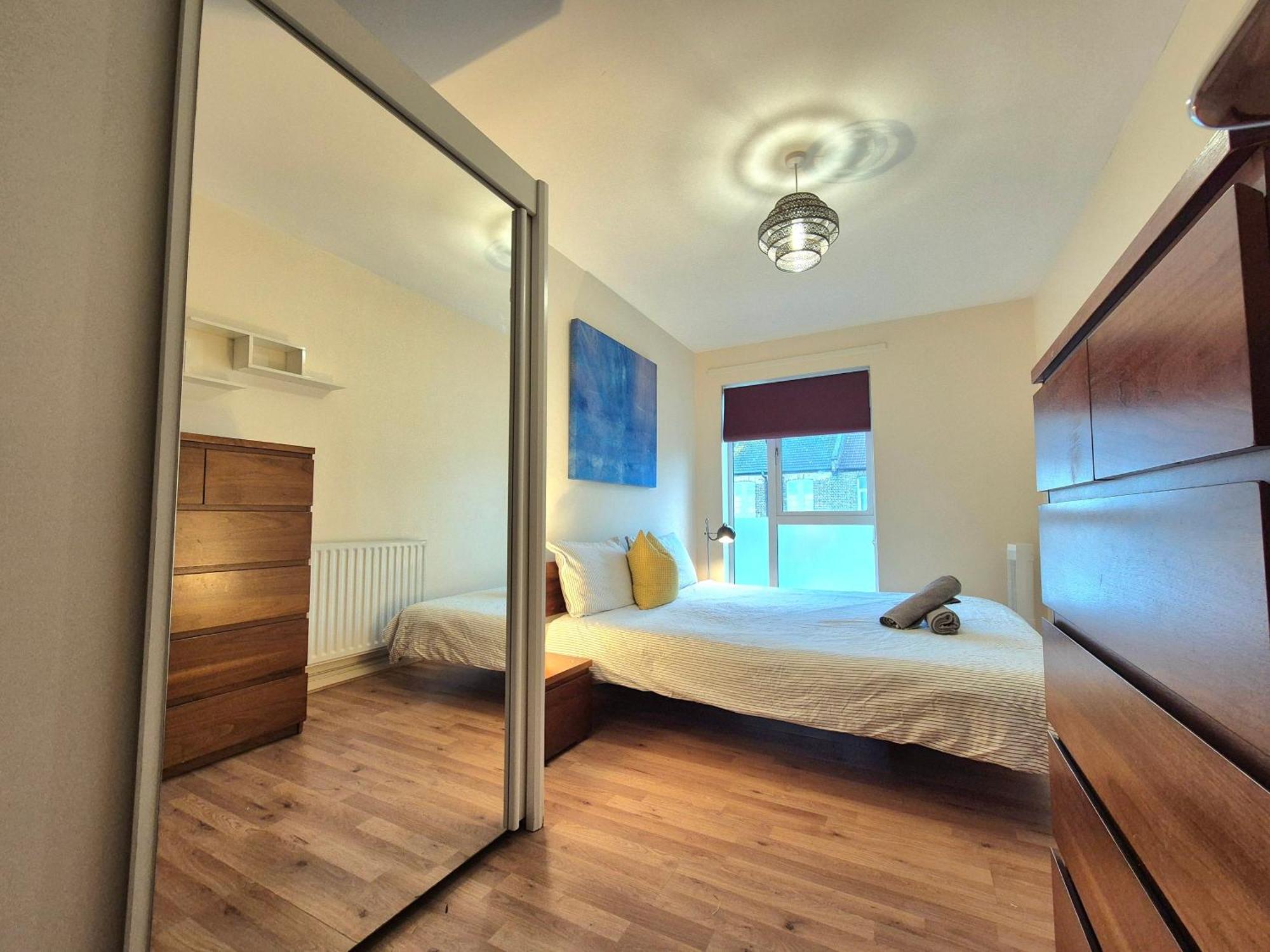 2 Bedroom Flat, Minutes From Shoreditch, Spitalfields & Brick Lane, Sleeps 4 Guests Apartamento
