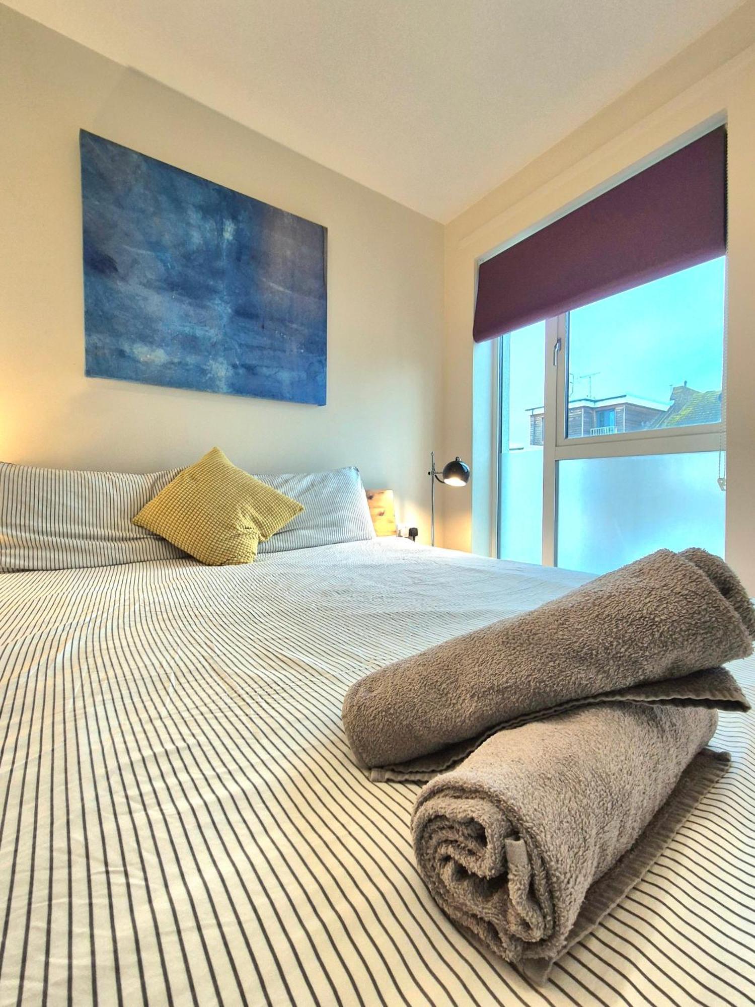 Apartamento 2 Bedroom Flat, Minutes From Shoreditch, Spitalfields & Brick Lane, Sleeps 4 Guests *